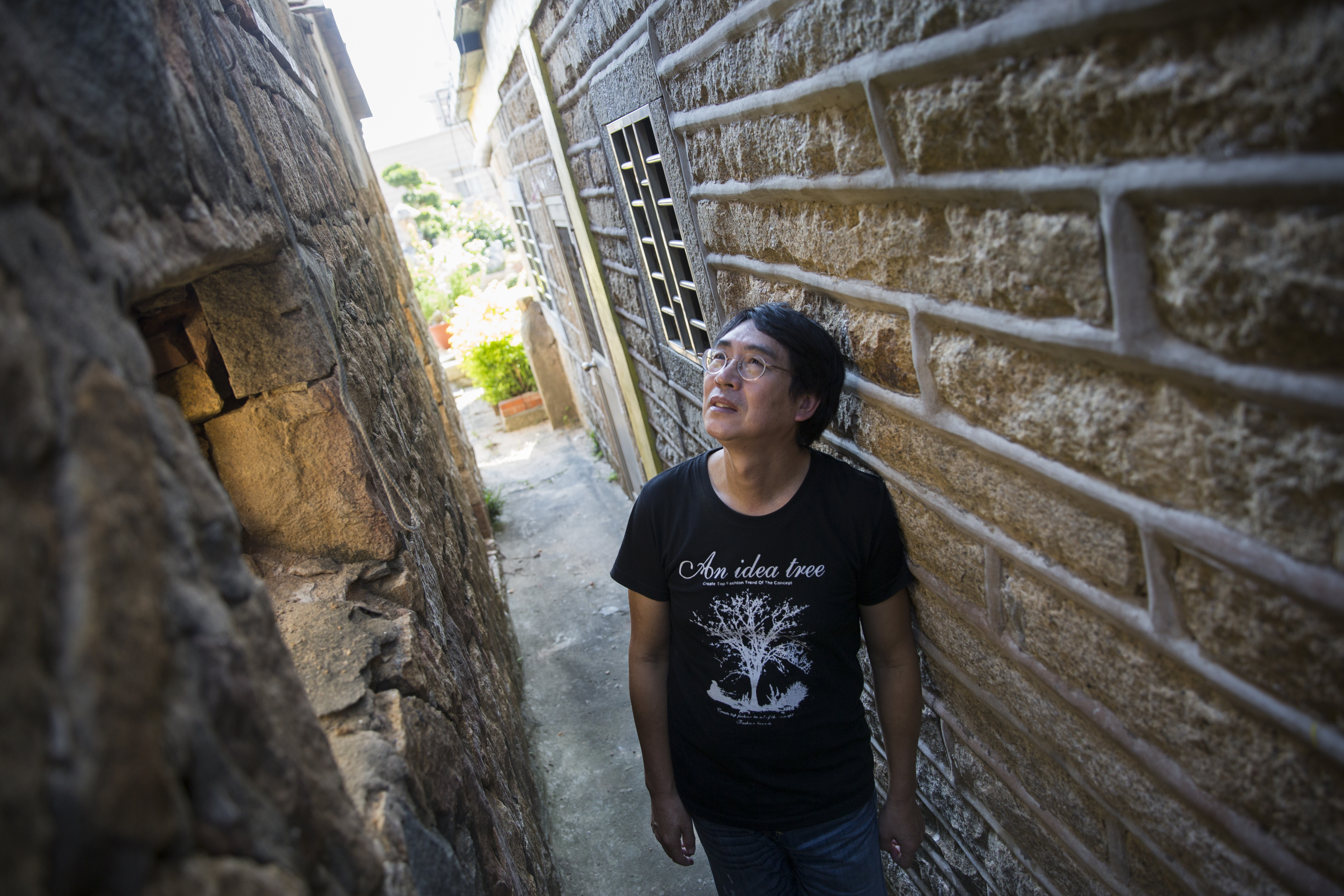 回到家鄉金門古崗村，董振良就有說不完的童年故事。