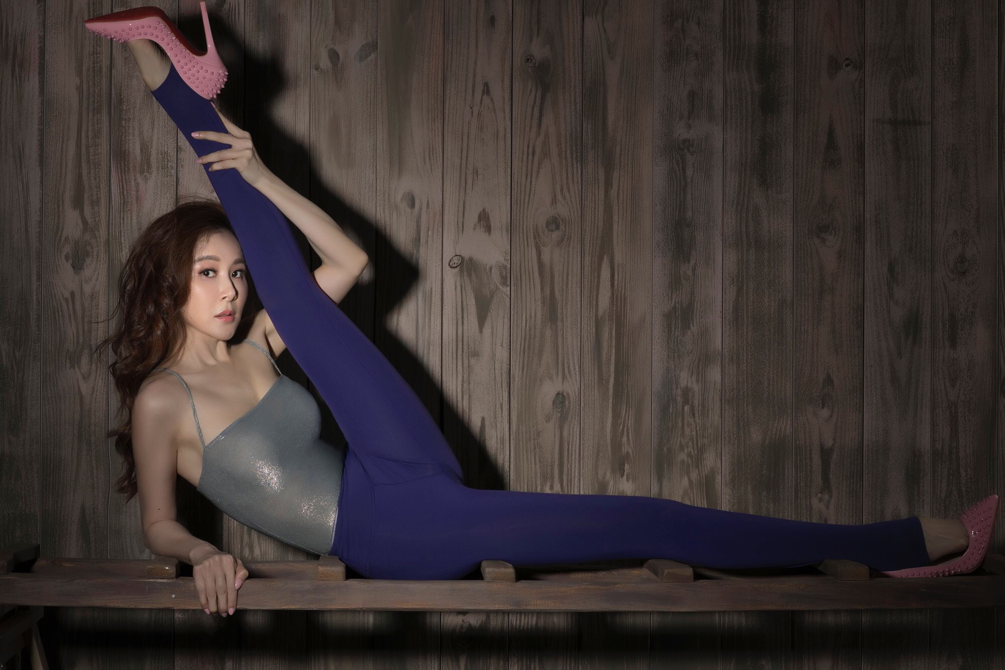 除了義賣年曆捐款獻愛，蕭薔更將舉辦年度募款感恩餐會，會捐出數百件衣服、包包以及鞋子義賣募款。（蕭薔工作室）