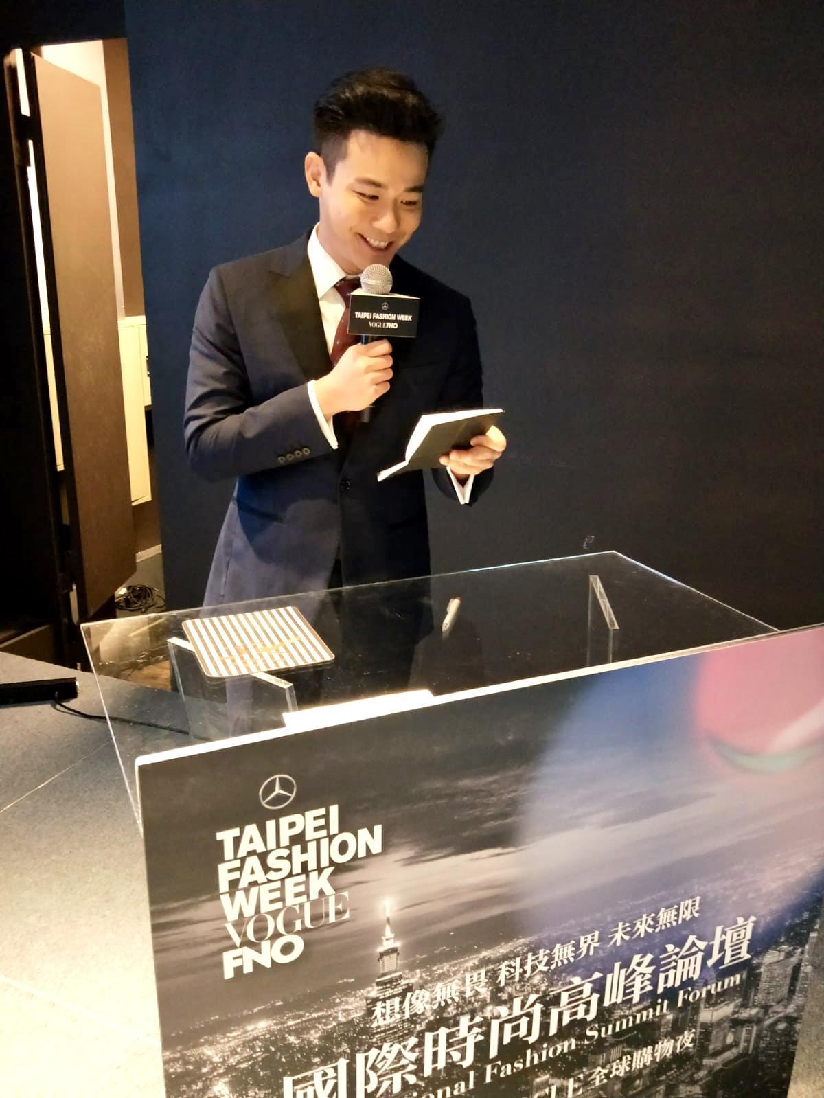 劉傑中主持活動不習慣拿手卡,習慣手中拿著速記本。(艾迪昇提供)