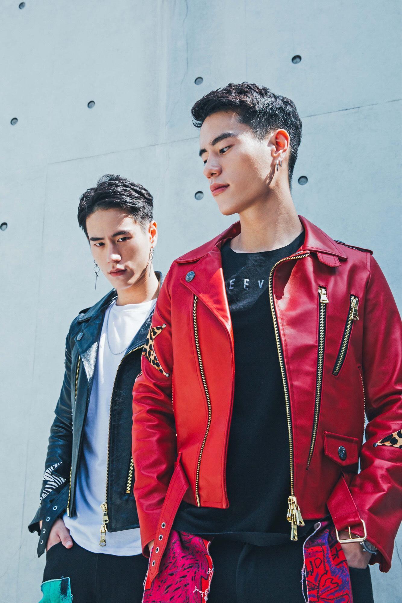 23歲雙胞胎新人夏恩(左)、夏得(右)簽約CHOCO TV 出道當藝人。(CHOCO TV提供)