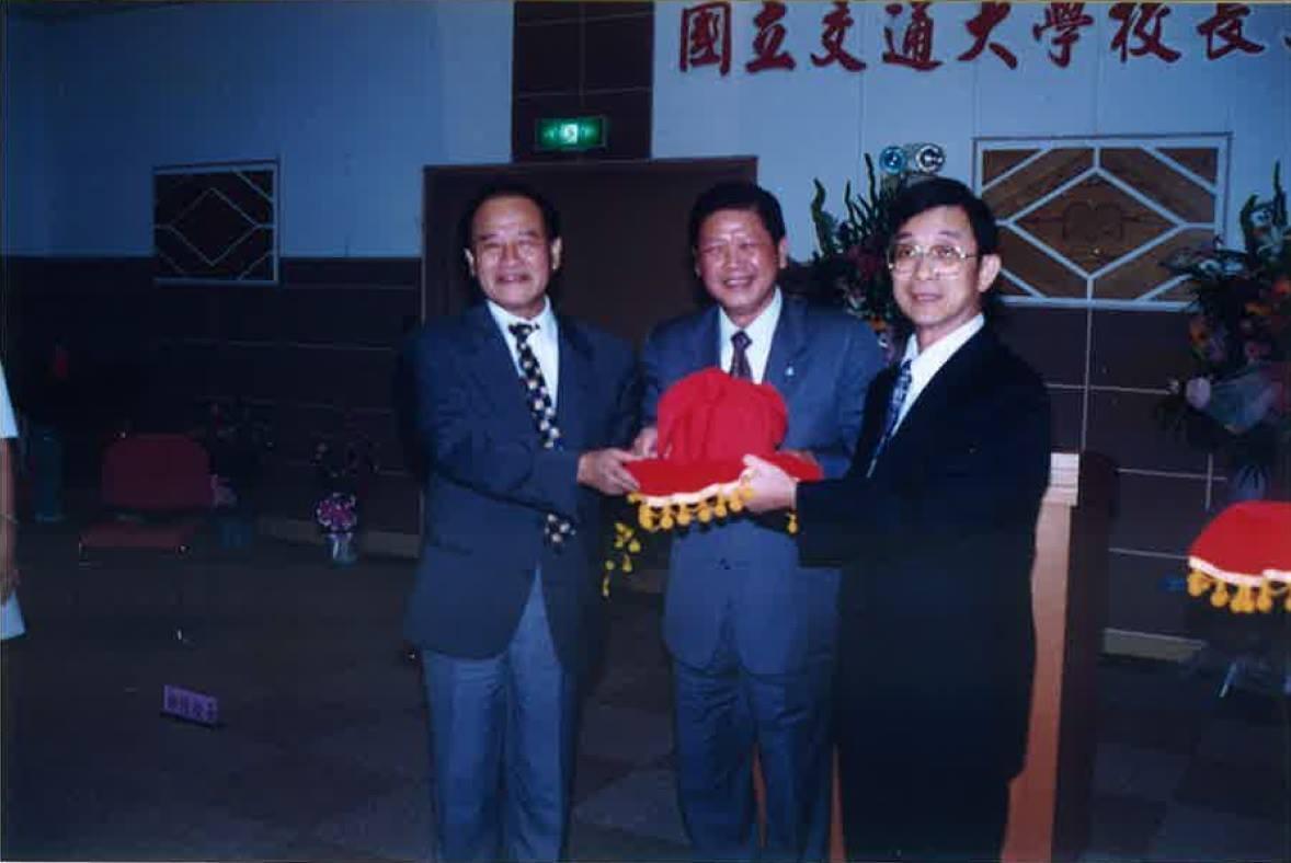 民國87年張俊彥校長（右）上任交接典禮。（翻攝自交通大學臉書）