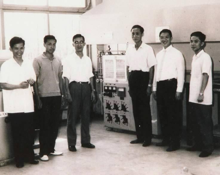 1965年我國成功製造第一批雙極性矽平面電晶體研發團隊。左起郭雙發、湯敏雄、張俊彥、夏禮中、張瑞夫博士、吳清斌。（翻攝自交通大學臉書）