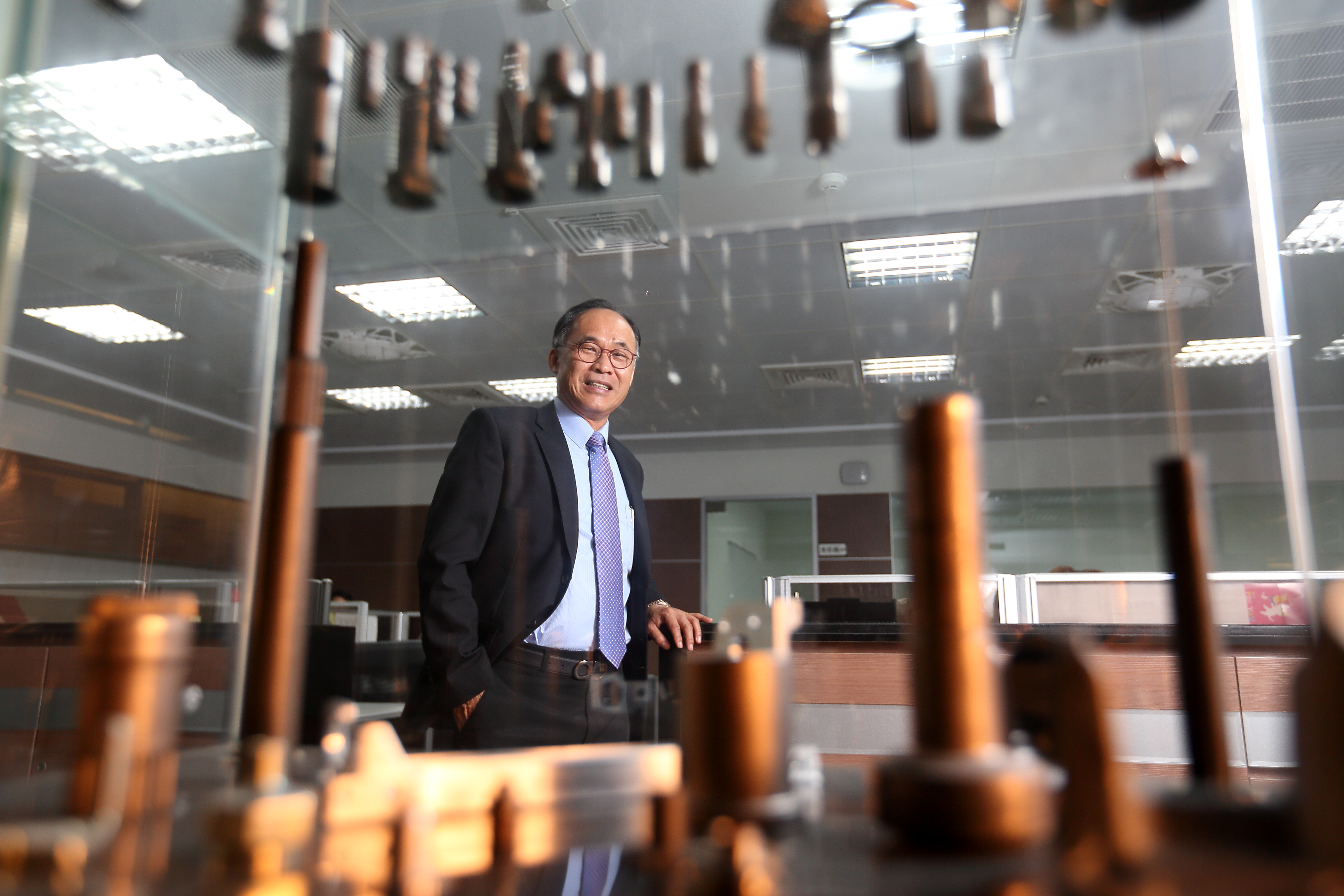 宇隆董事長劉俊昌從鐵皮工廠作業員做起，帶領公司成為深耕汽車產業的精密金屬零件製造大廠。