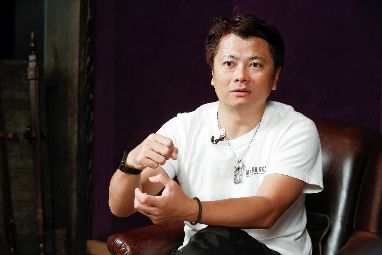 馮建彰在業界累積20年資歷，從節目布景、舞台設計，轉型為演唱會製作人及公司經理人。