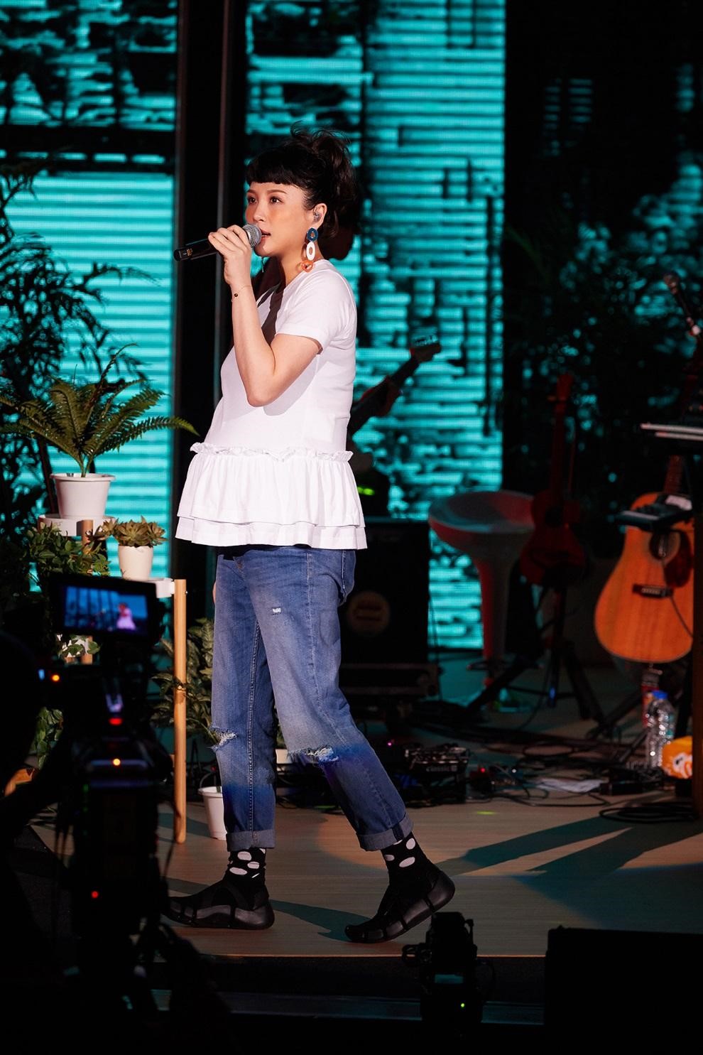 魏如萱8月在懷孕期間舉辦了「Milk and Honey」孕期限定演唱會，由馮建彰擔任製作人。（好多音樂提供）
