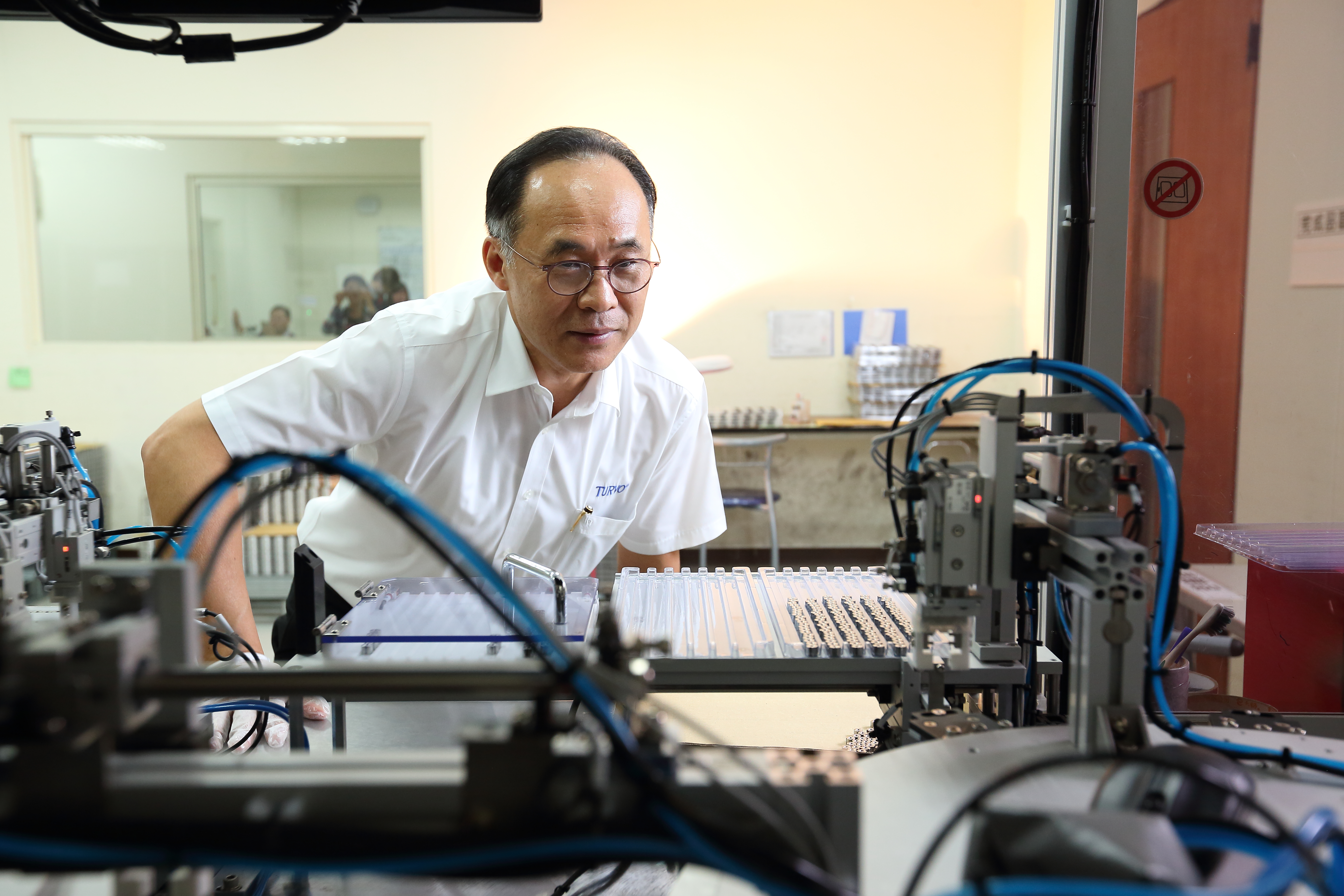 劉俊昌指出，有別於同業採取人工檢查，宇隆自行研發製造的自動化全檢機可檢查尺寸、外觀，如果量測有問題，機器會自動篩出有問題的零件。