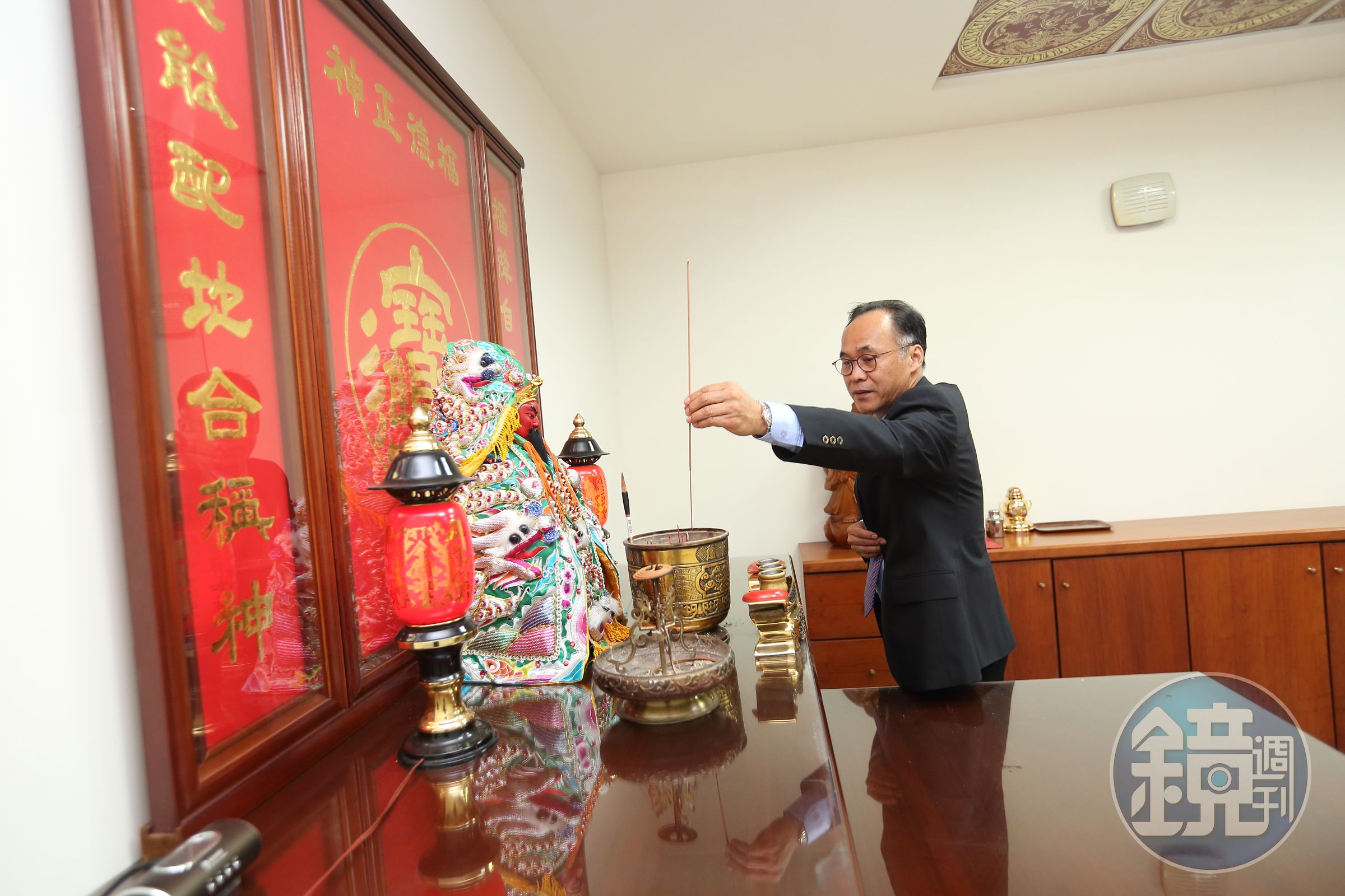 宇隆科技台中總部原本祭拜土地公，劉俊昌轉赴大陸東莞廠以後，跟著對岸習慣改拜關公，「關公是武財神，正氣凜然，符合我們做事業的態度。」