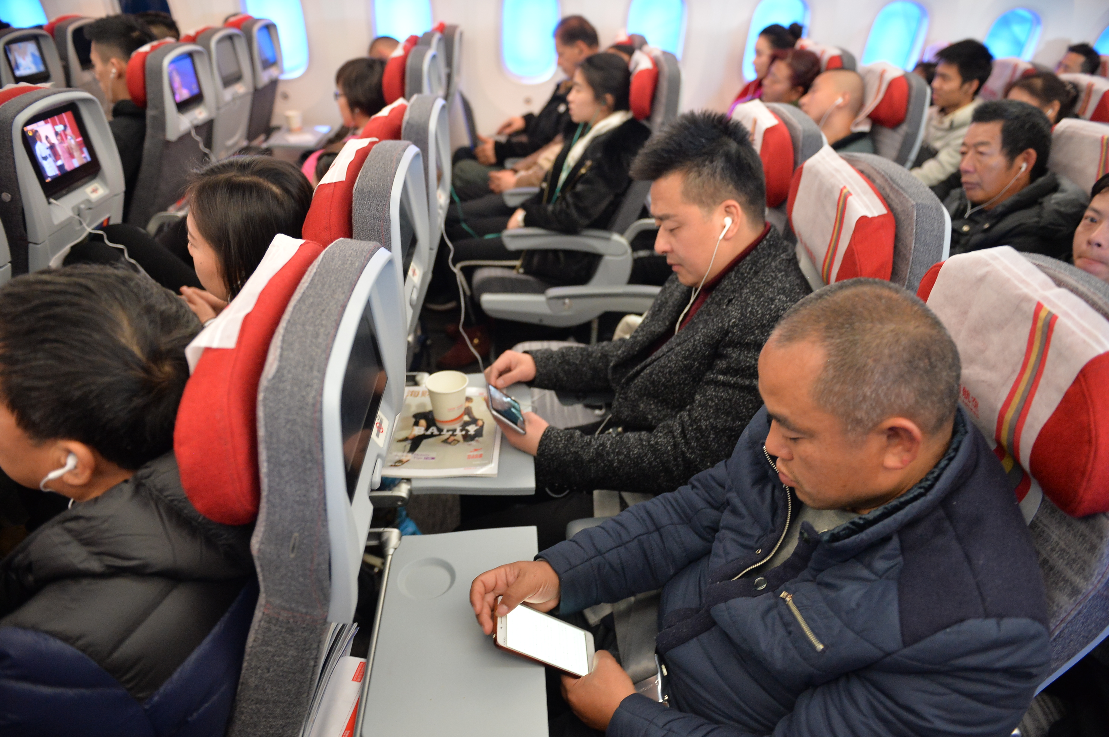 航空公司禁止乘客在飛機上使用手機等電子裝置，真正考量並非飛安。（成都商報／東方IC）