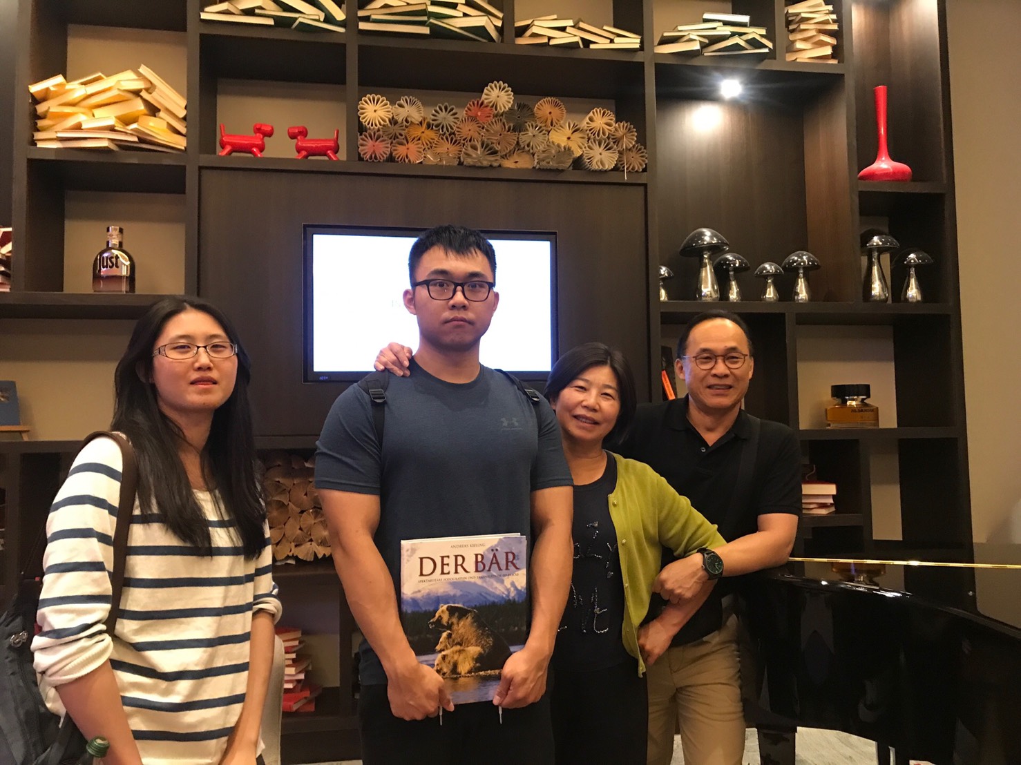 劉俊昌大女兒、小兒子都已唸完澳洲大學，準備攻讀另一個學位。（宇隆科技提供）