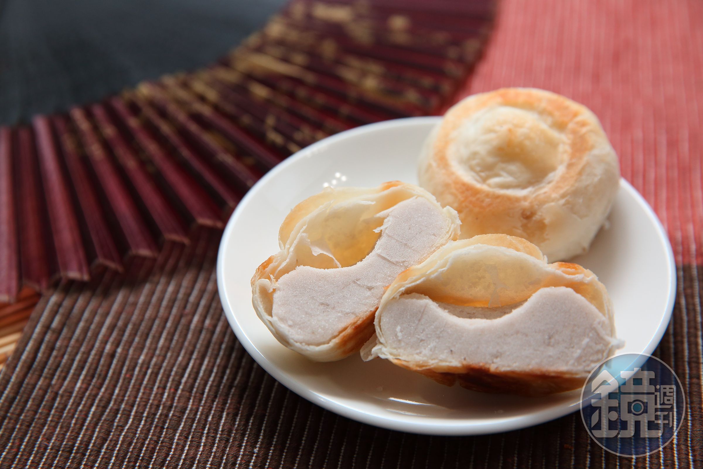 雪花齋的特色產品「白豆沙」以花豆為內餡，口感柔軟綿密。