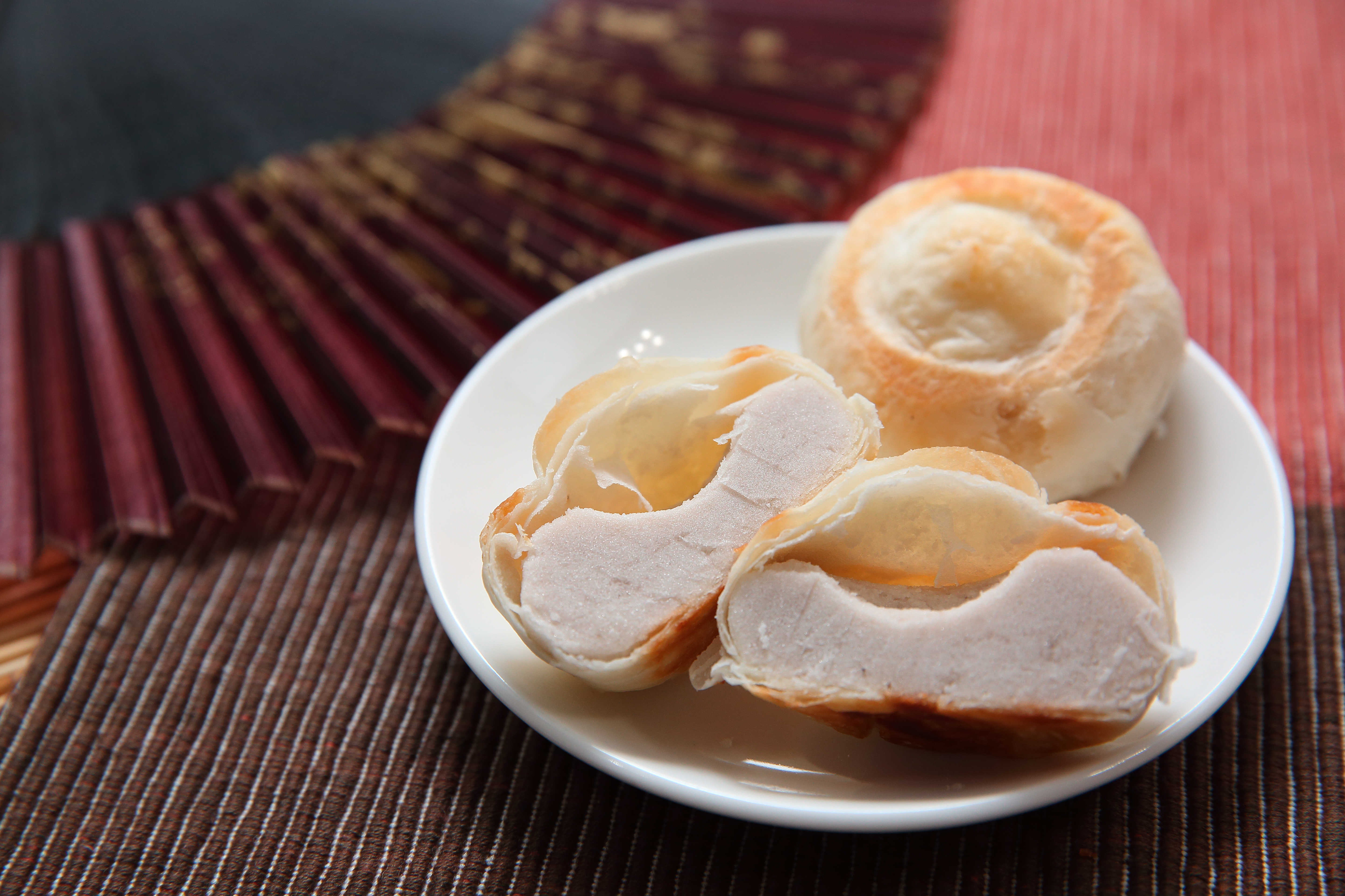 雪花齋的特色產品「白豆沙」以花豆為內餡，口感柔軟綿密。