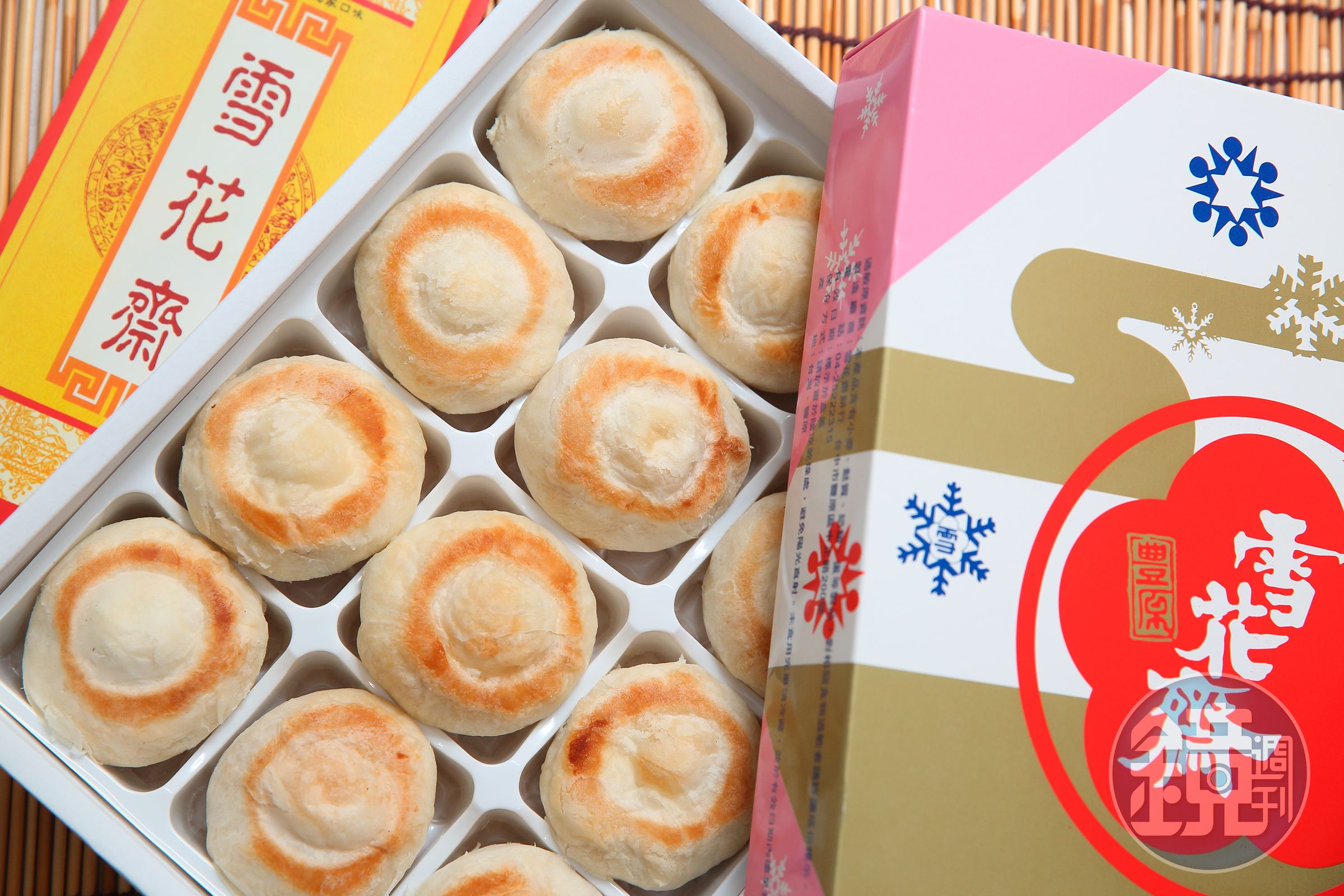 白豆沙個頭只比一般蛋黃酥大一點，黃澄澄的圈狀烤色為特徵。（420元/12入盒裝）