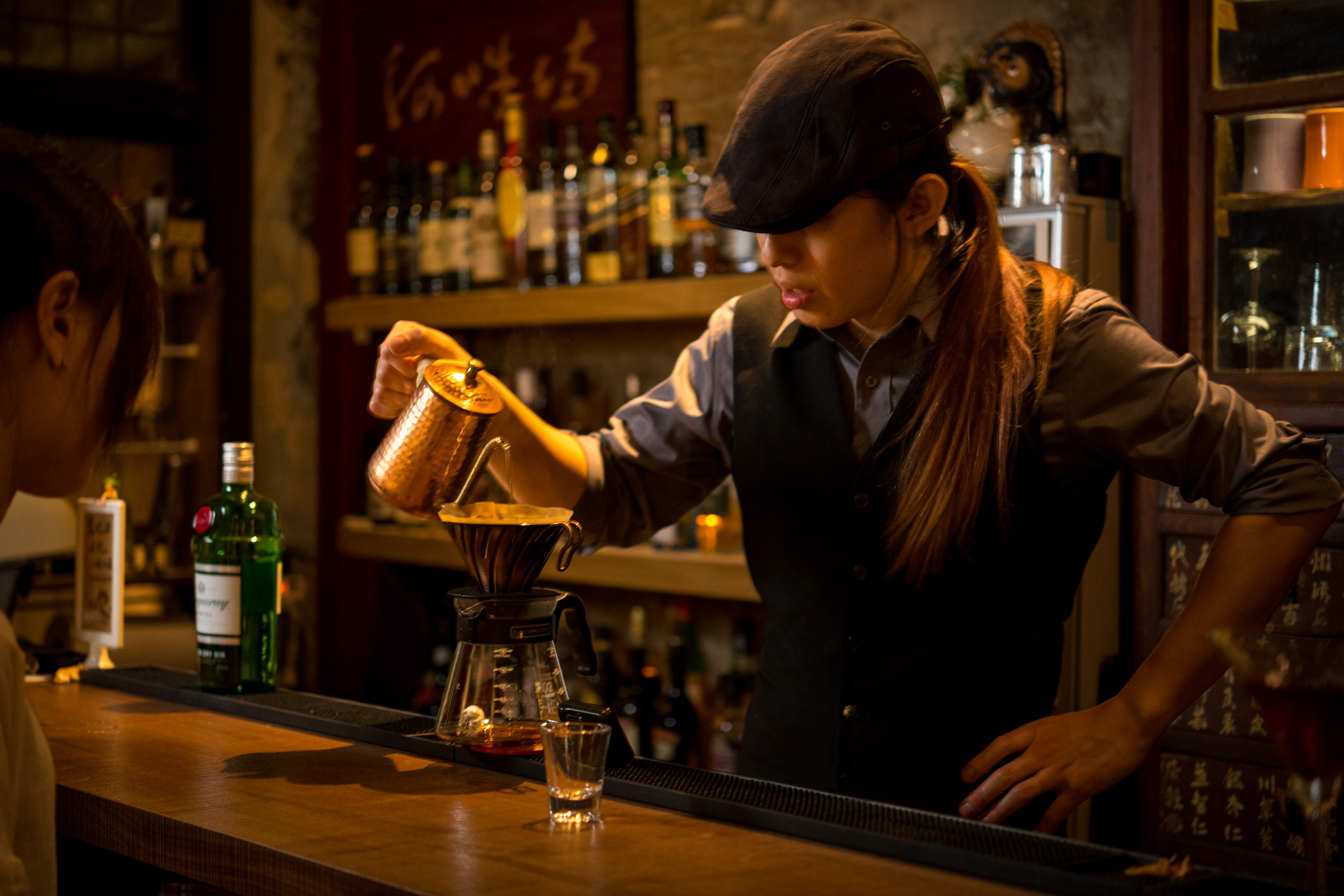 入夜，和寂民宿1樓是酒吧，白天搖身香料食堂，日夜風情各異。