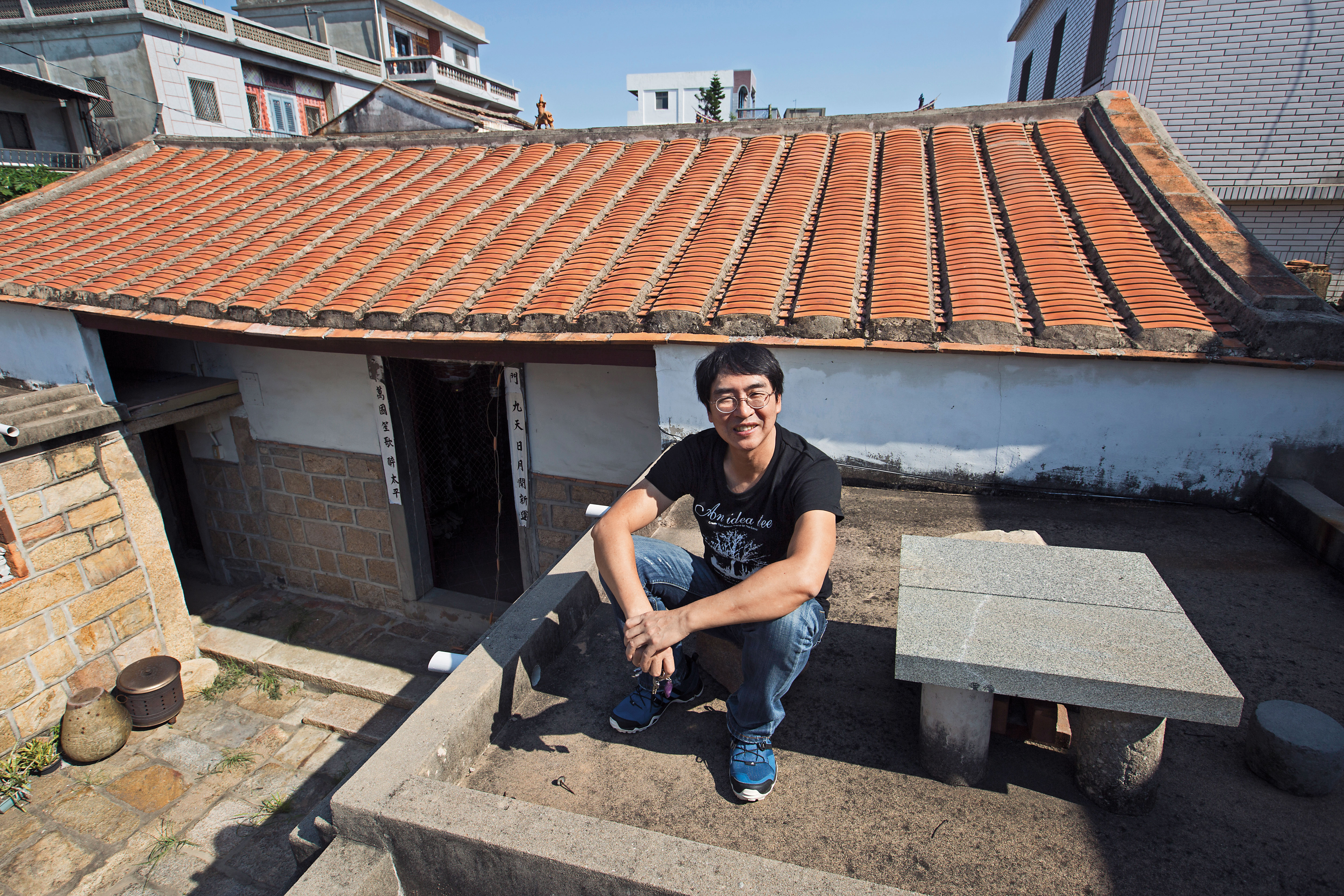 2006年，董振良曾花7、80萬元搬回金門老家，沒多久遭逢母喪，加上家中人事紛擾，讓他失望地搬回台灣。他在金門的古厝，經過他當年的整理，至今還保有傳統閩南合院式建築的外觀。