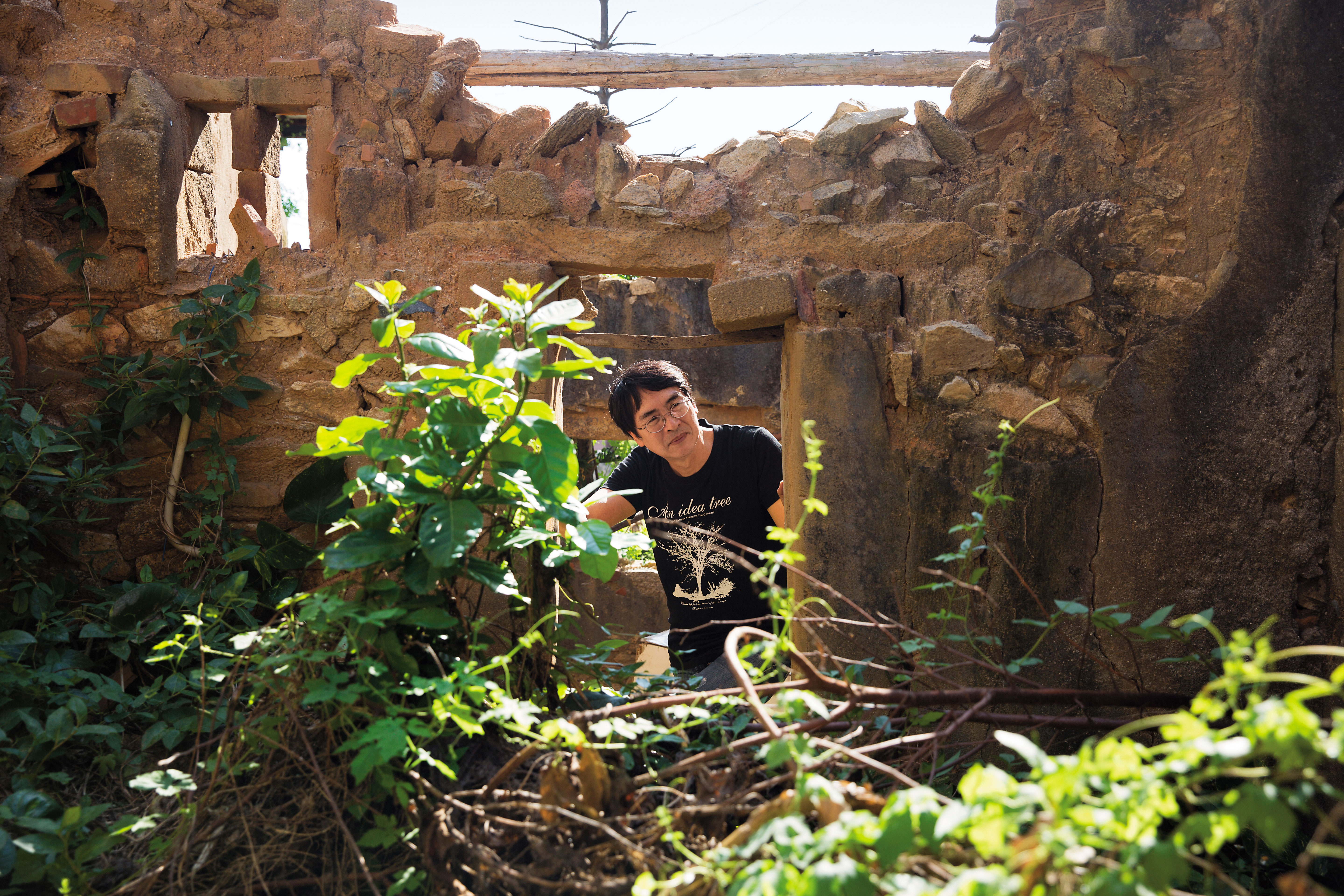 董振良的金門老家，有幾處早已荒廢無人居，童年居住過的房間，能容下6、7人，如今卻顯得狹小侷促。