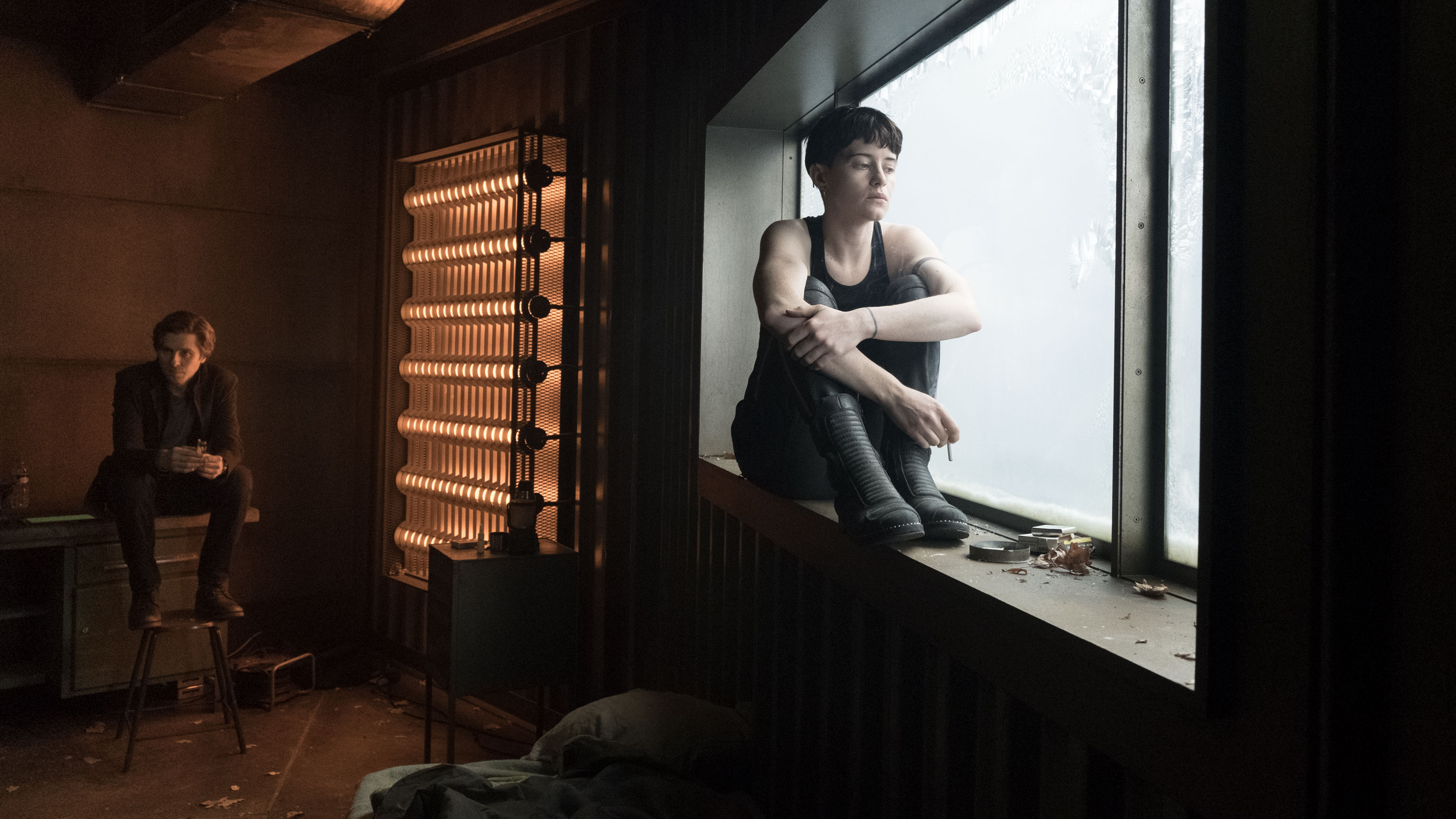 克萊兒芙伊成為最新的駭客「莎蘭德」，迥異於《王冠》裡的優雅形象。（索尼提供）