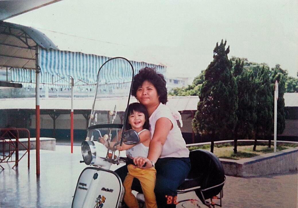 年幼的雅咪（左）與母親。（雅咪提供）