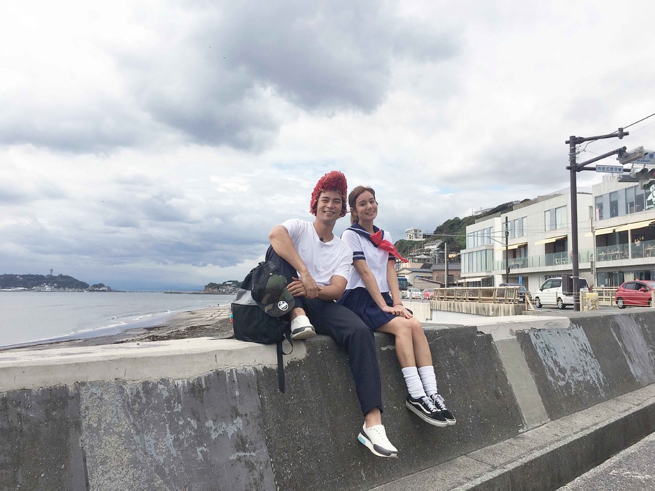 莎莎穿上水手服、楊子儀戴紅色假髮，為粉絲重現「灌籃高手」經典橋段。（TVBS提供）