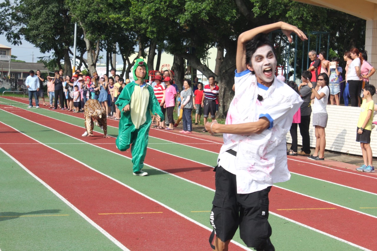 阿翔（前）變身為喪屍、浩子化身為迅猛龍參加跑步大賽。（民視提供）