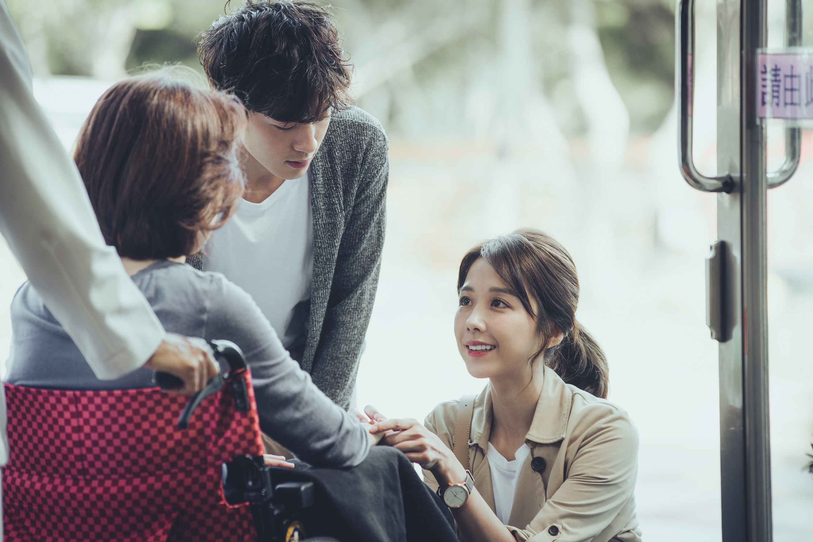 邵雨薇和吳思賢劇中在療養院遇到很像他們生母的婆婆。（東森創作提供）