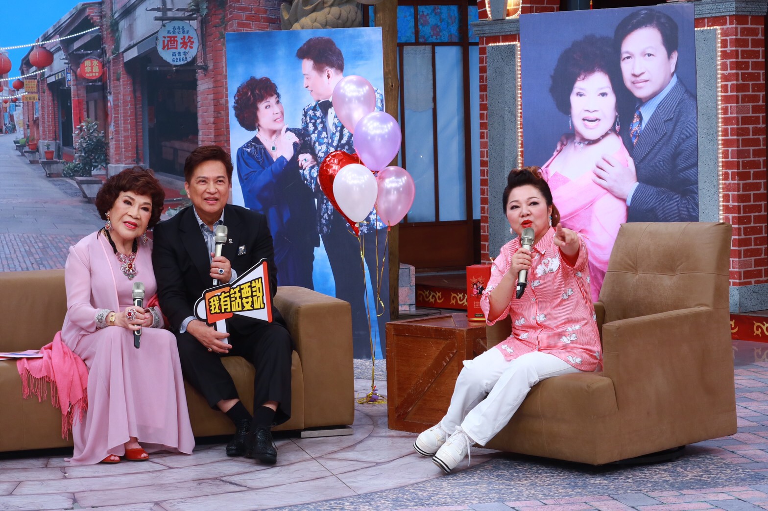 周遊（左起）和李朝永夫妻上《冰冰秀》曬恩愛。（中視提供）