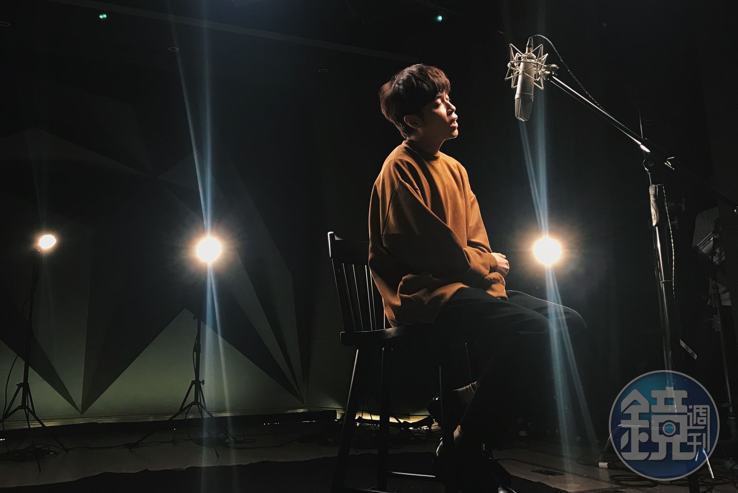 青峰本人在完成歌曲時配著電影畫面看時都忍不住鼻酸，演繹歌曲更令人動容。（大房小山音樂提供）