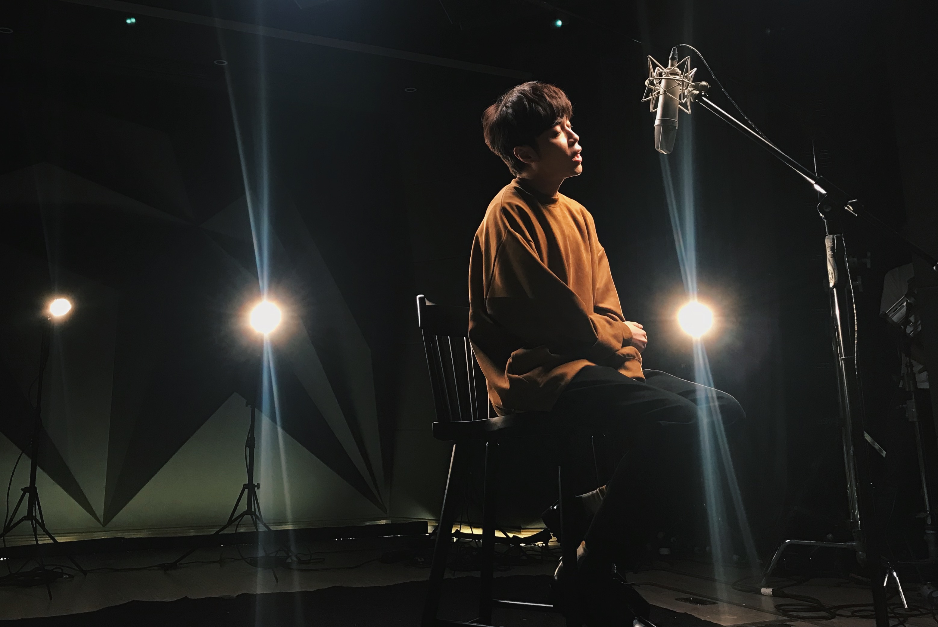 青峰本人在完成歌曲時配著電影畫面看時都忍不住鼻酸，演繹歌曲更令人動容。（大房小山音樂提供）