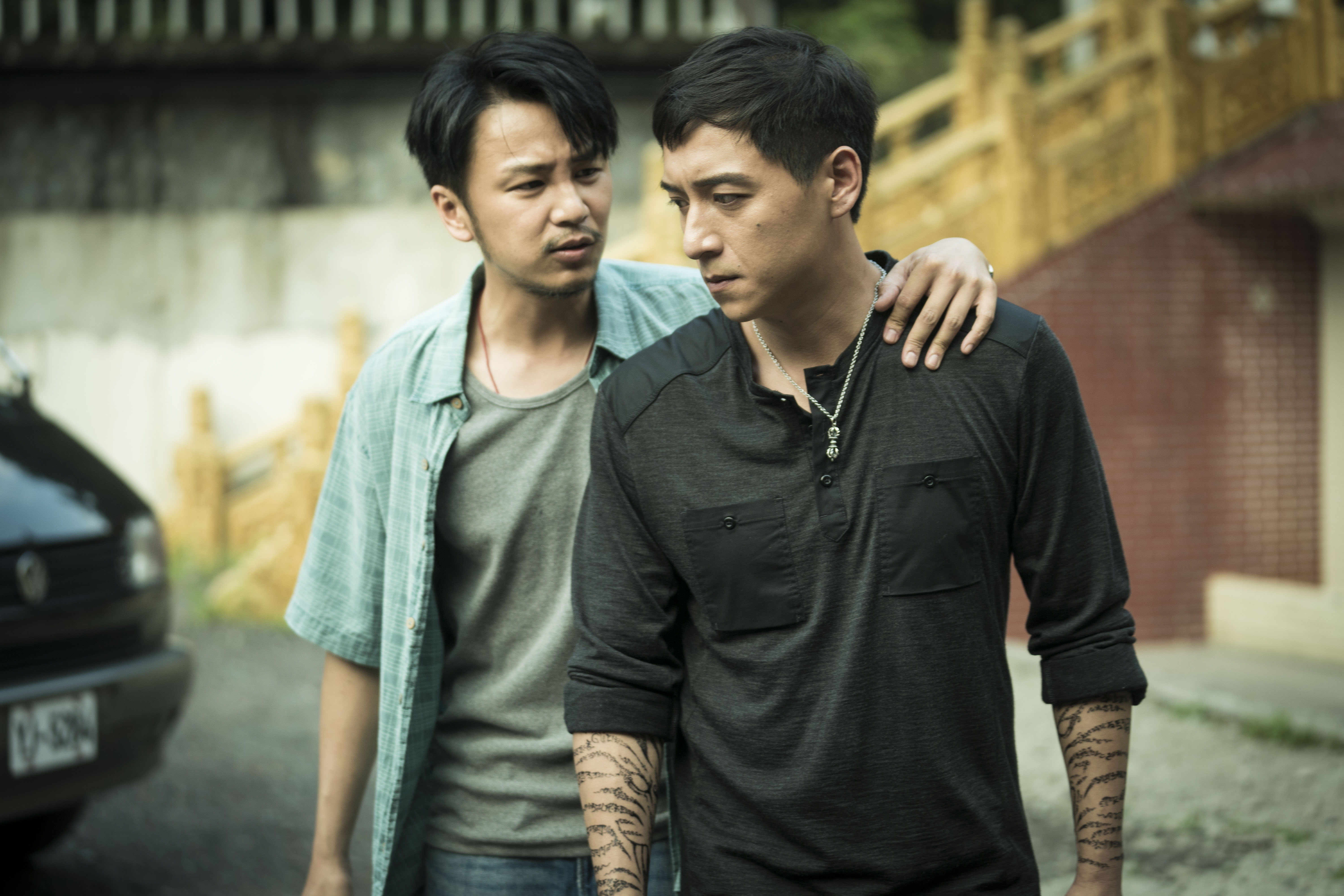 張書偉（左）與鄭人碩因為拍戲交情好，連男男性愛戲也可以。（威視提供）