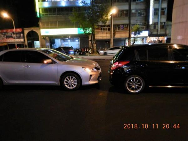 林男停等紅燈時昏迷,車子追撞前方自小客車。(警方提供)