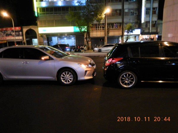 林男停等紅燈時昏迷，車子追撞前方自小客車。（警方提供）