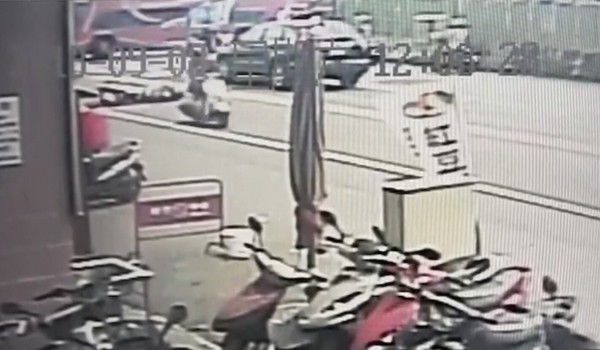 警方過濾監視器，發現潘婦肇事後還回頭看。（警方提供）