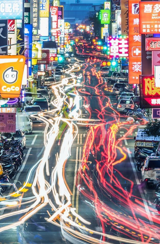 在頭份中正路上以Nikon Z7拍出的車軌照。（第四維度臉書）
