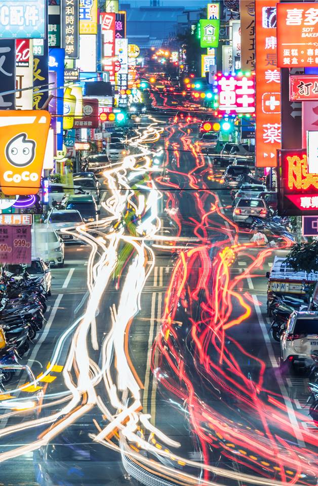 在頭份中正路上以Nikon Z7拍出的車軌照。(第四維度臉書)
