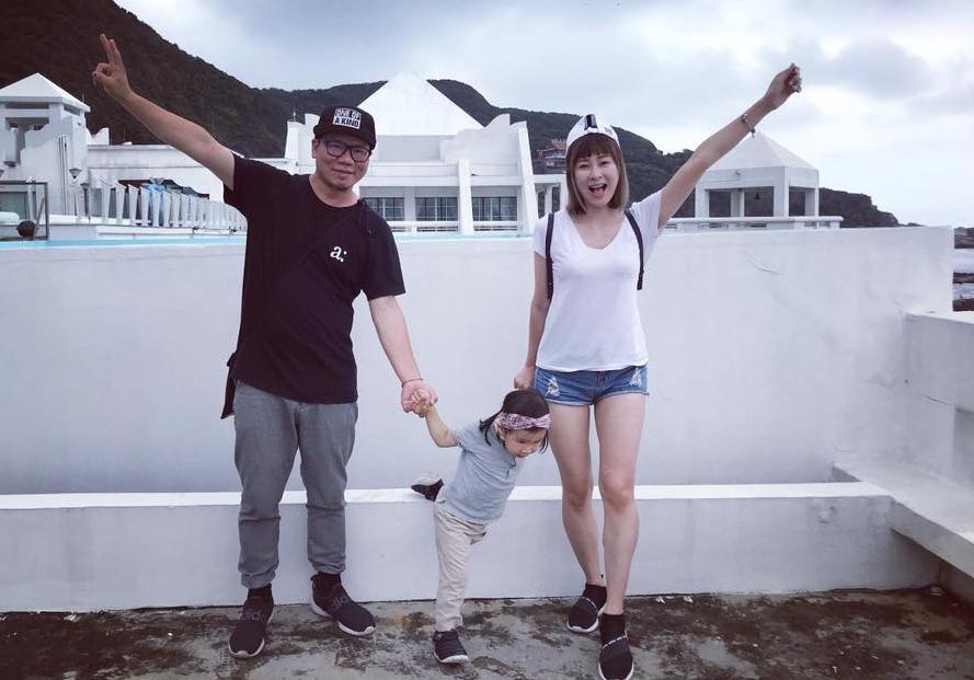 張棋惠和酷愛樂團吉他手黃冠龍結婚並育有一女，一家三口生活甜蜜。（翻攝自張棋惠臉書）
