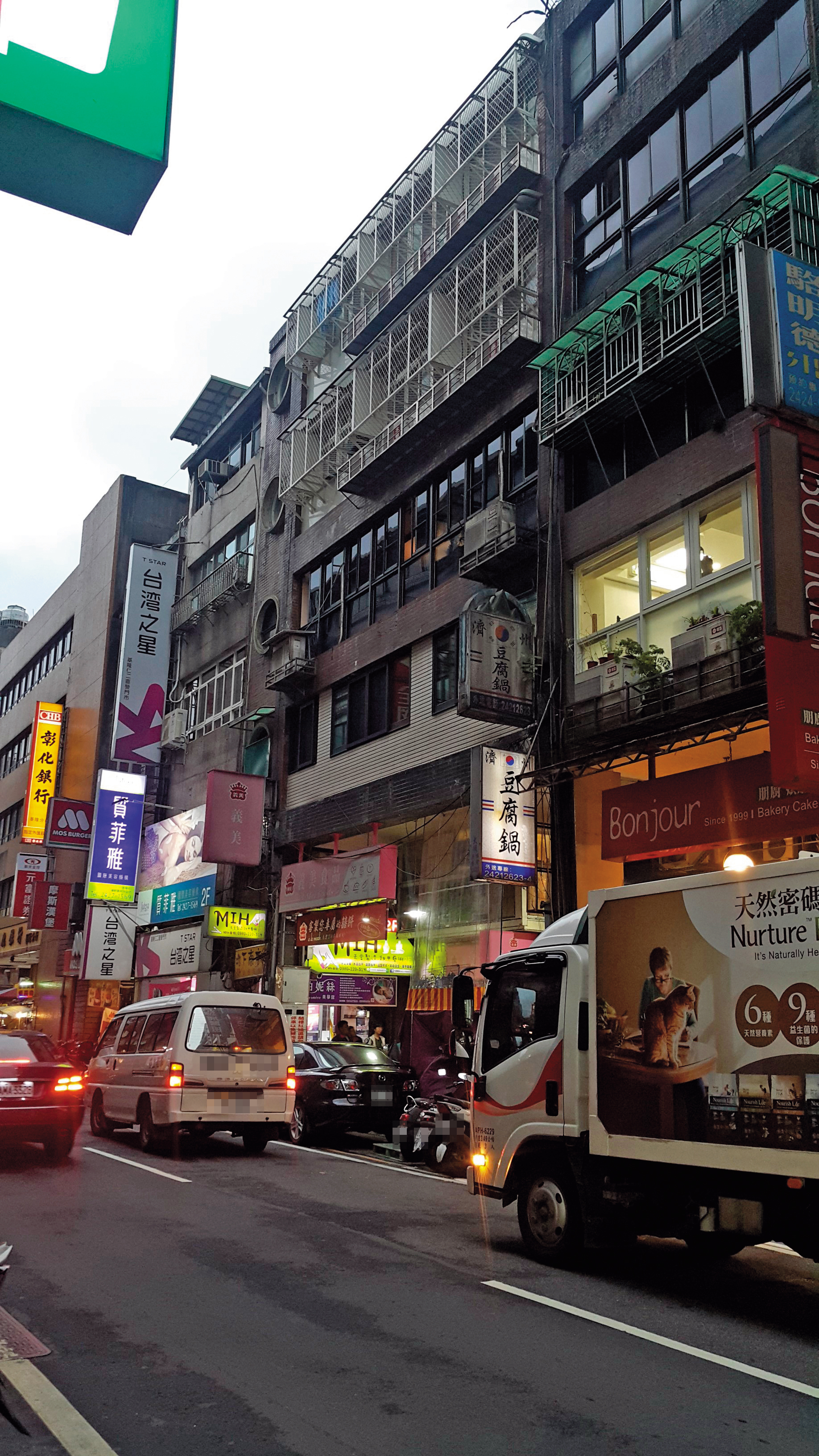 隱身基隆廟口夜市的春色溫柔鄉，與一般住宅並無不同。