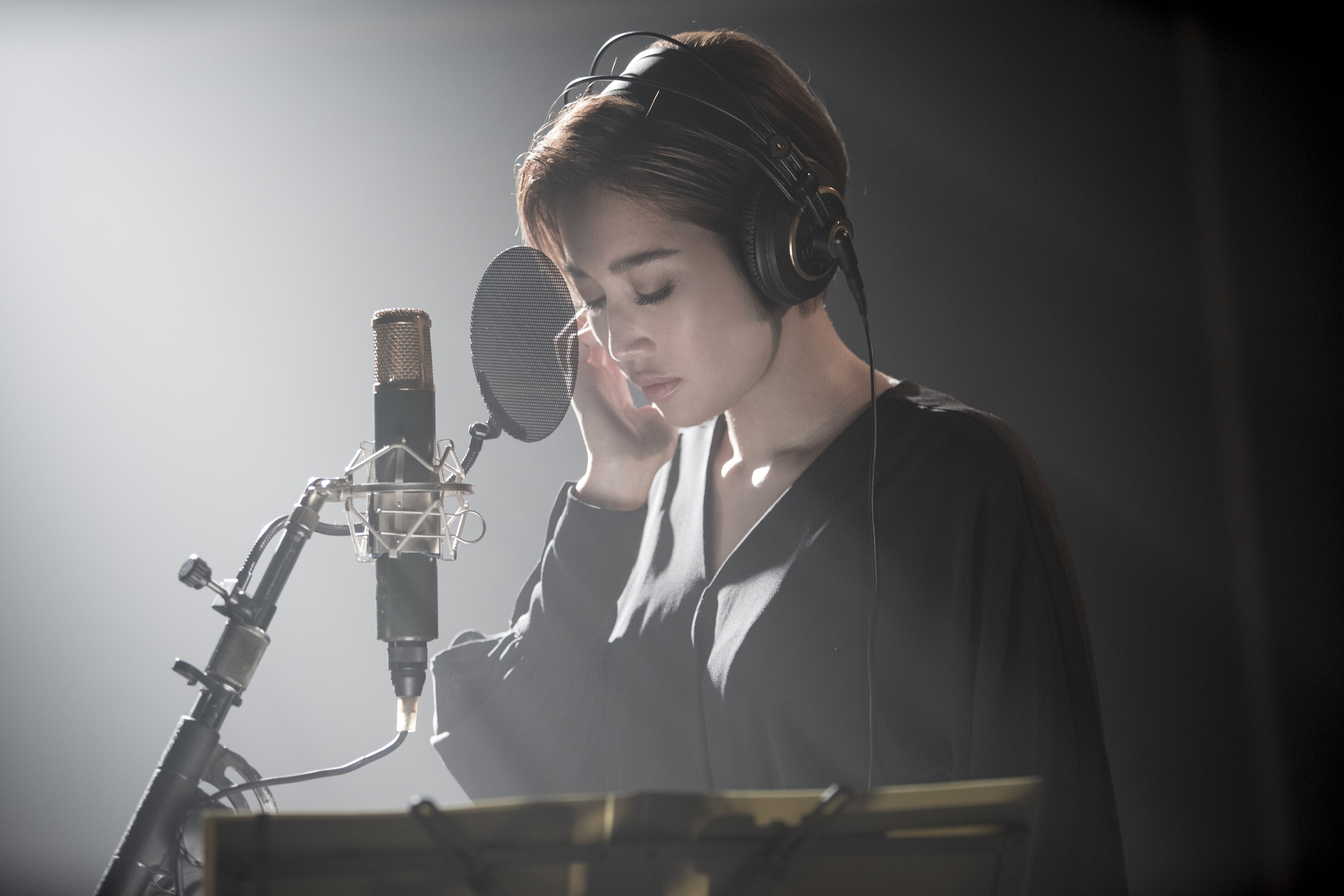 A-Lin獻出大銀幕處女作《比悲傷更悲傷的故事》，自在詮釋樂壇天后。（索尼提供）