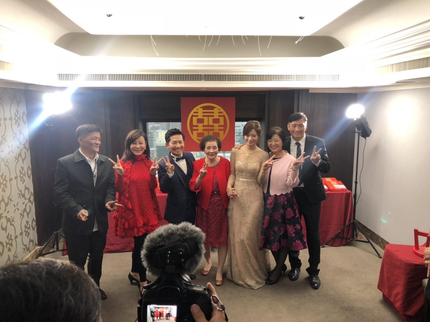 龍千玉(左二)也到場為蔡昌憲獻上祝福。(翻攝自蔡昌憲私人臉書)