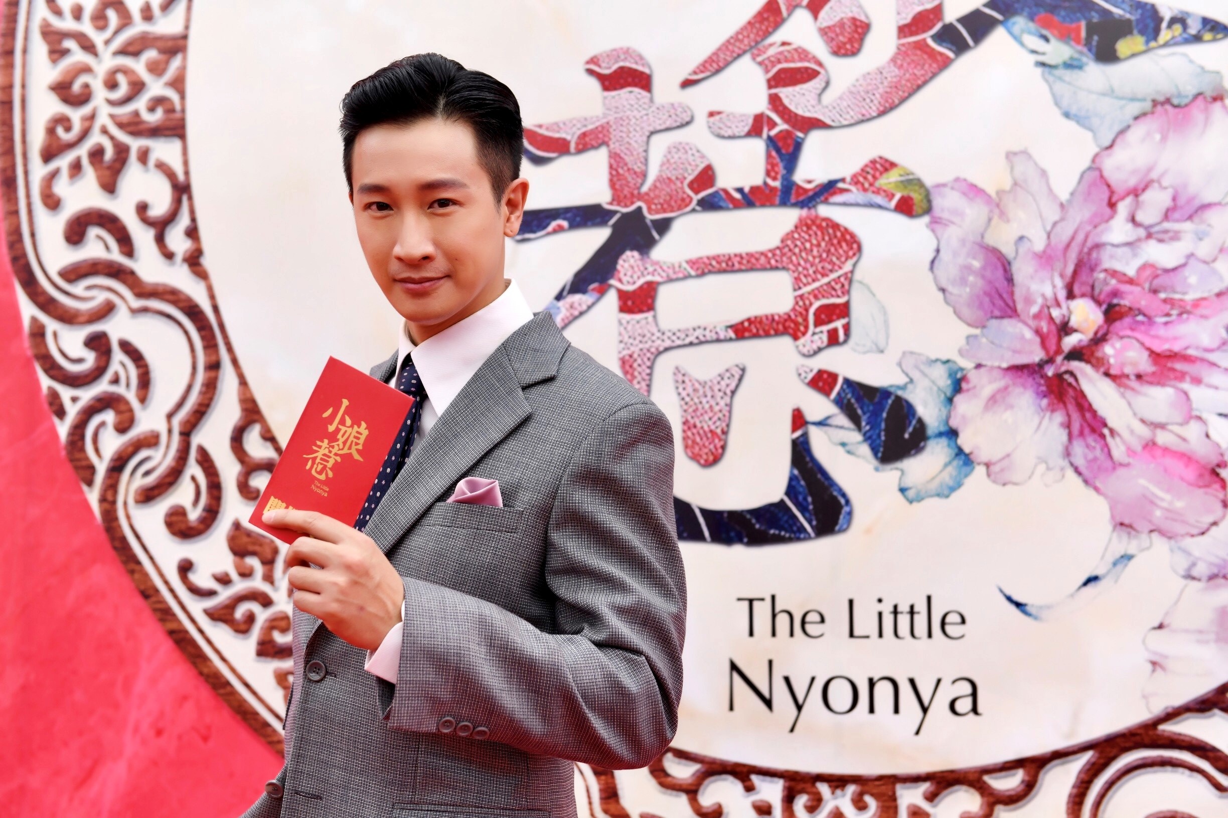 Darren一天數小時學習馬來西亞詩歌「班頓」，結果老婆認證他說話已經有了腔調。（杰威爾提供）