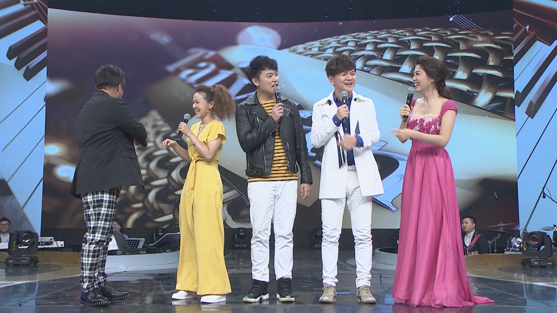 張心傑（左三）、曾治豪（右二）長相相似，不僅胡瓜，連警察也如此覺得。（民視提供）