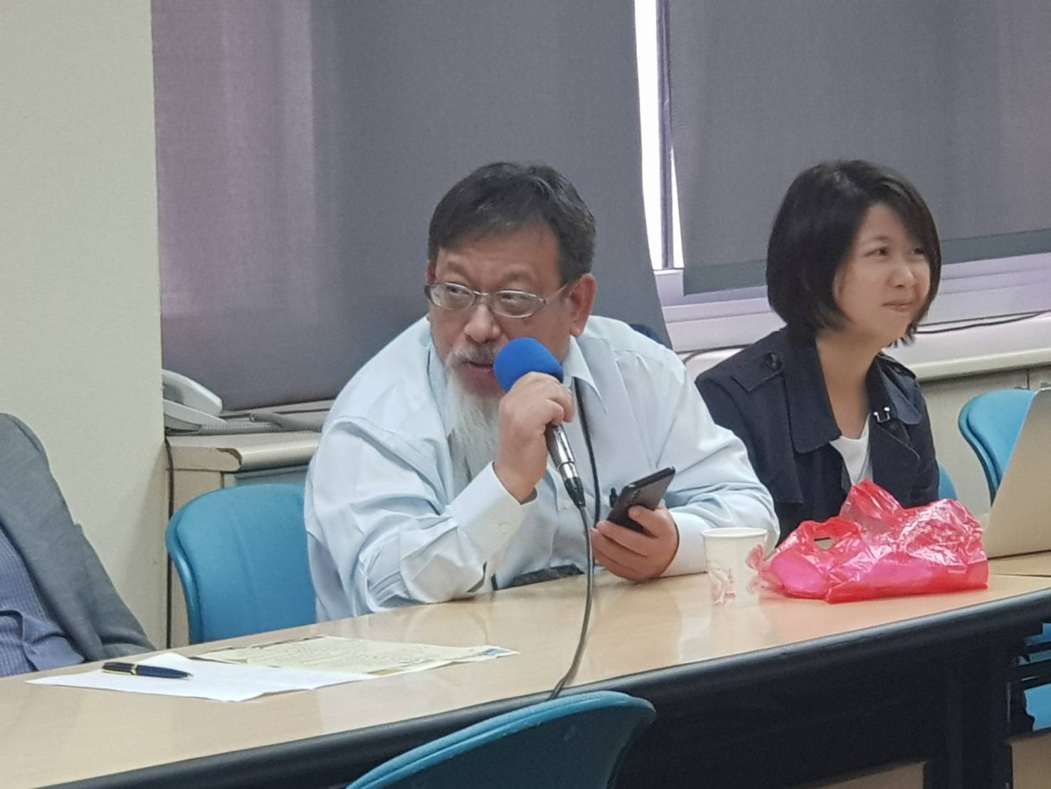 張靜在司改國是會議期間身兼委員,投書指控「法官或檢察官還會收錢的大概在5%至10%之間」,引發司法官強烈不滿。