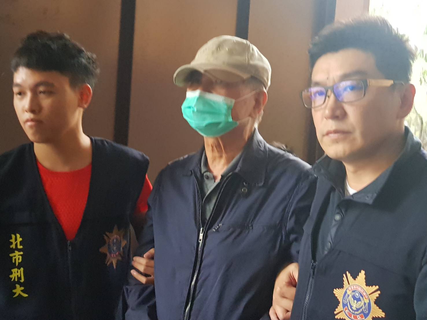 周哲宇約在下午4點半被移送到北檢，他戴著球帽及口罩，不發一語。