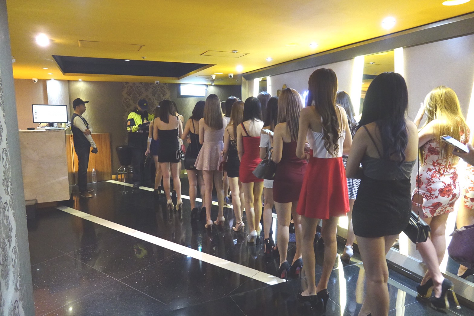 松山分局警力前進轄區酒店進行掃蕩。（警方提供）