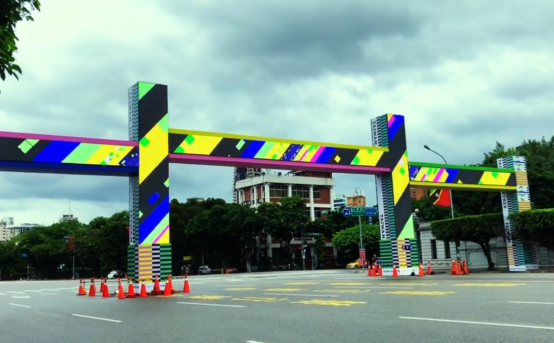 國慶形象動畫重組於雙十牌樓的空間型態裡，讓人感到驚豔。（翻攝自葉忠宜臉書）