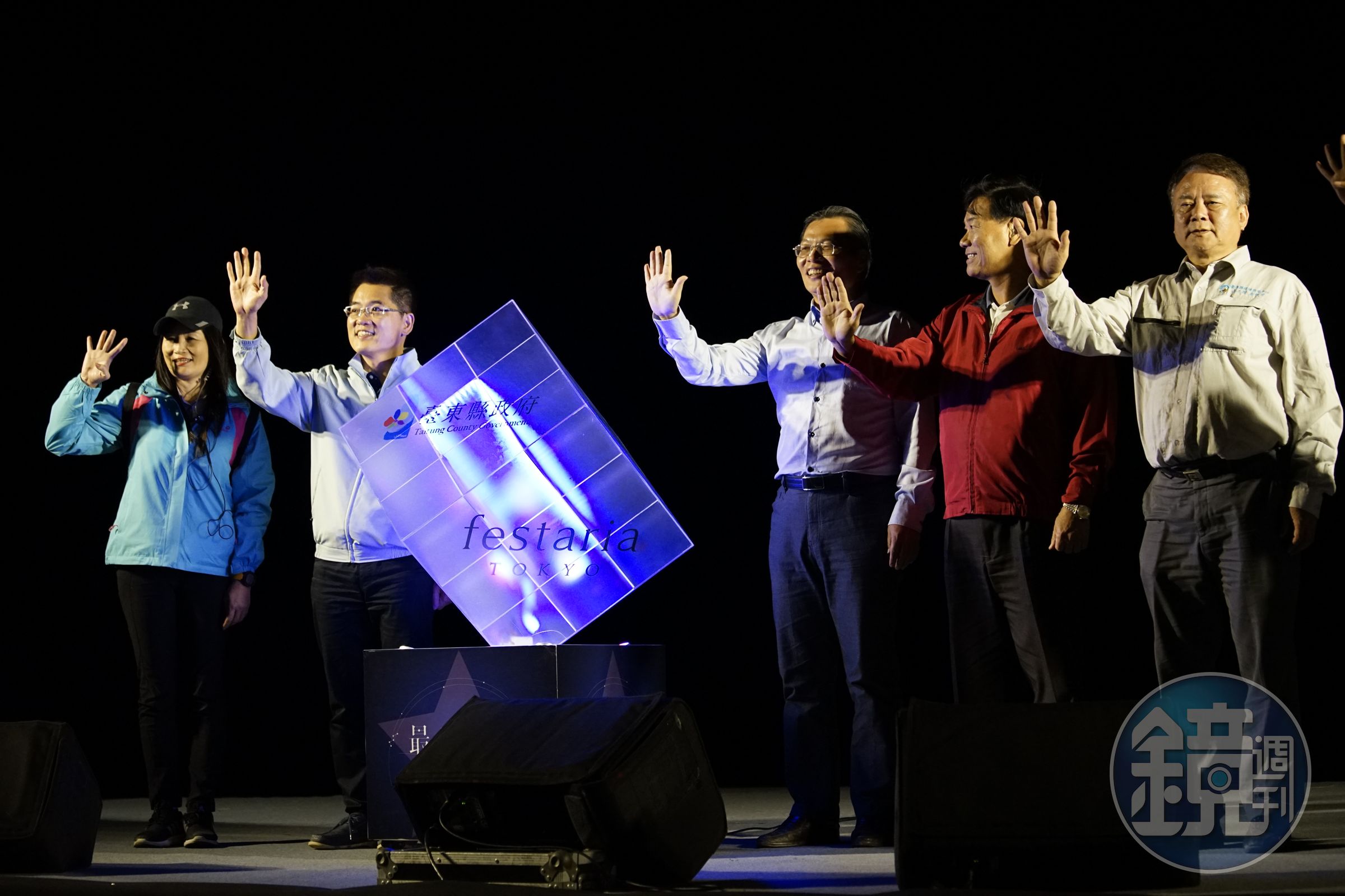 台東縣長黃健庭（左2）和池上鄉長張堯城（左3）共同為「台東最美星空音樂會」揭開序幕。（台東縣政府提供）