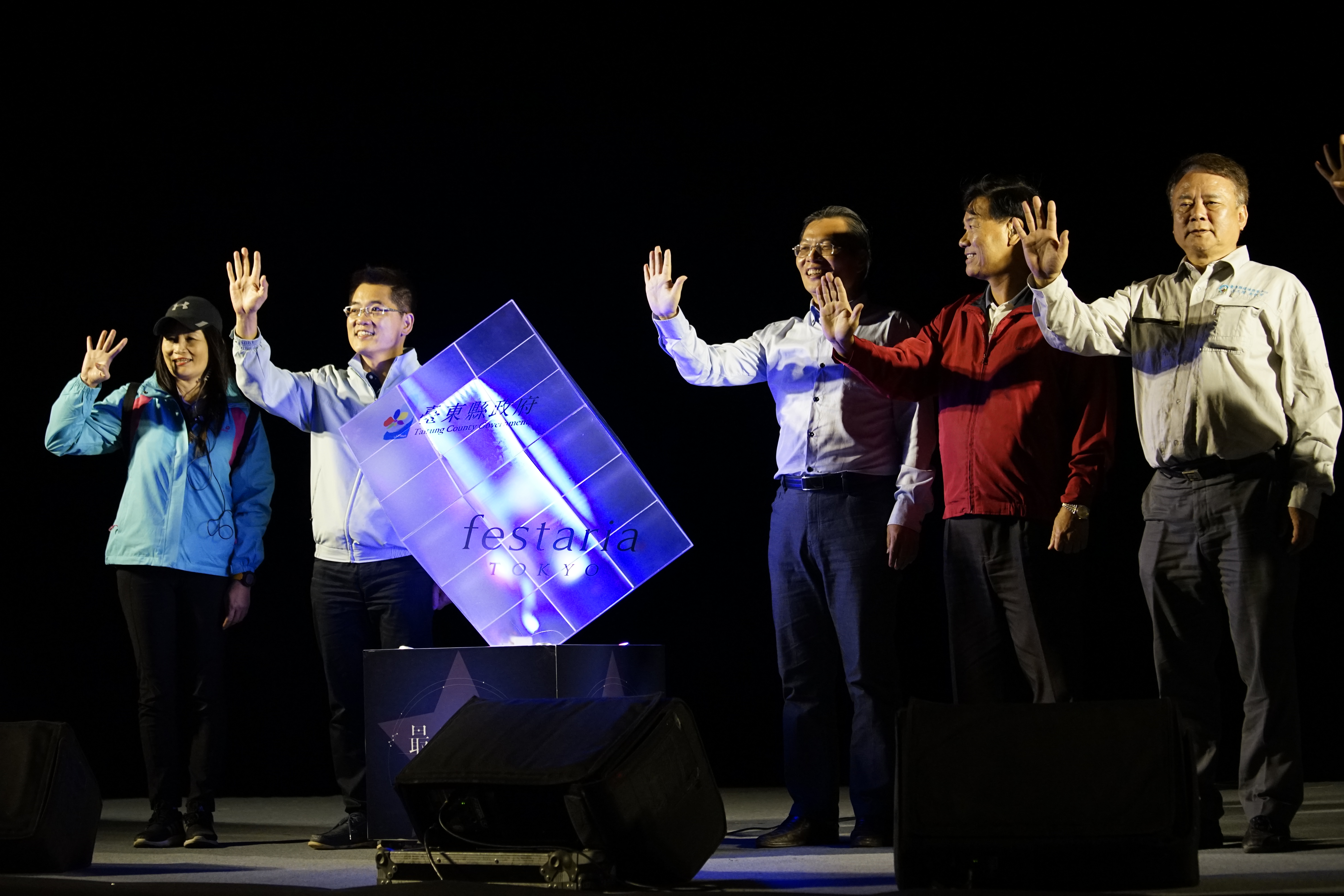 台東縣長黃健庭（左2）和池上鄉長張堯城（左3）共同為「台東最美星空音樂會」揭開序幕。（台東縣政府提供）