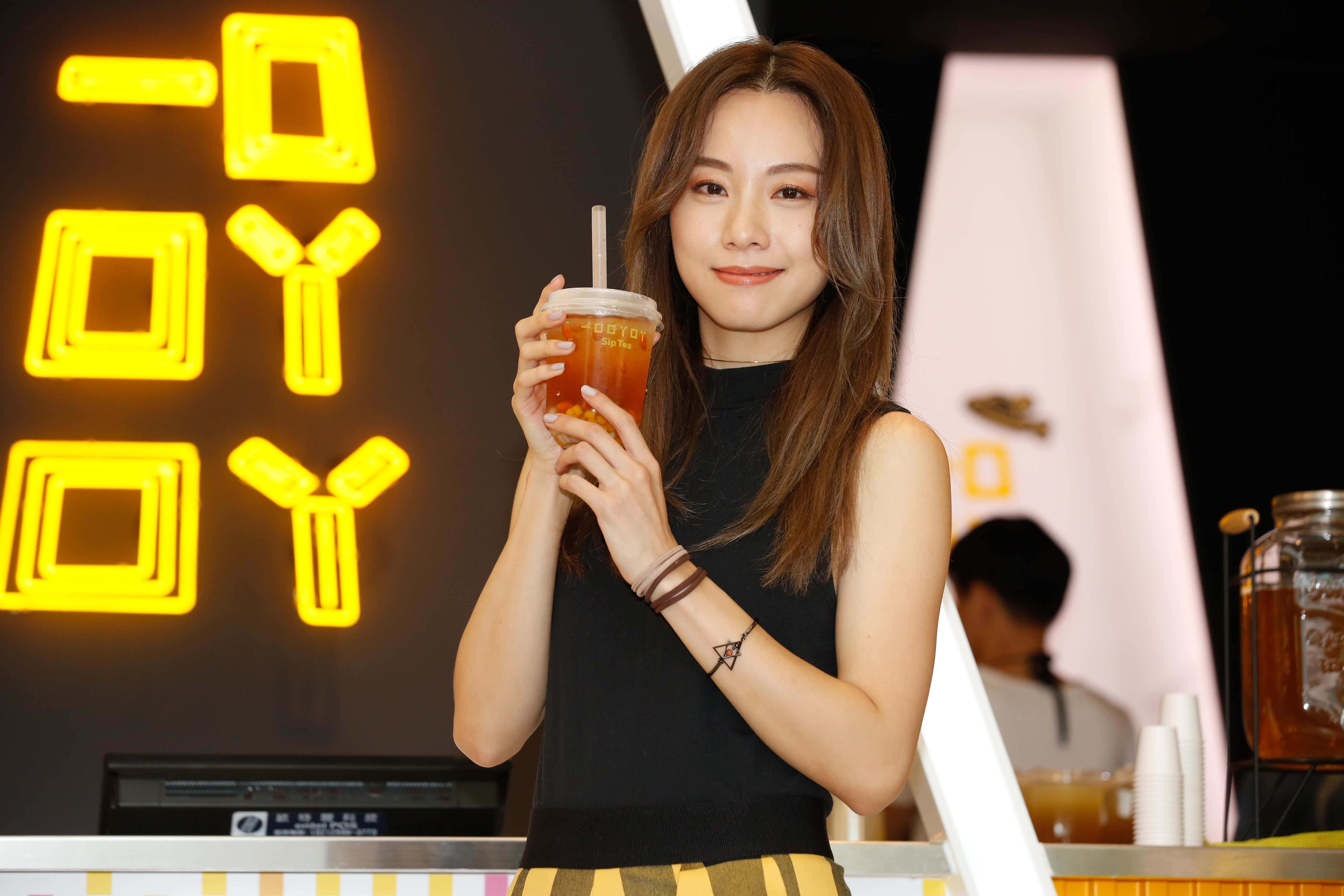 鄧麗欣為她自己投資的飲料店開幕站台。