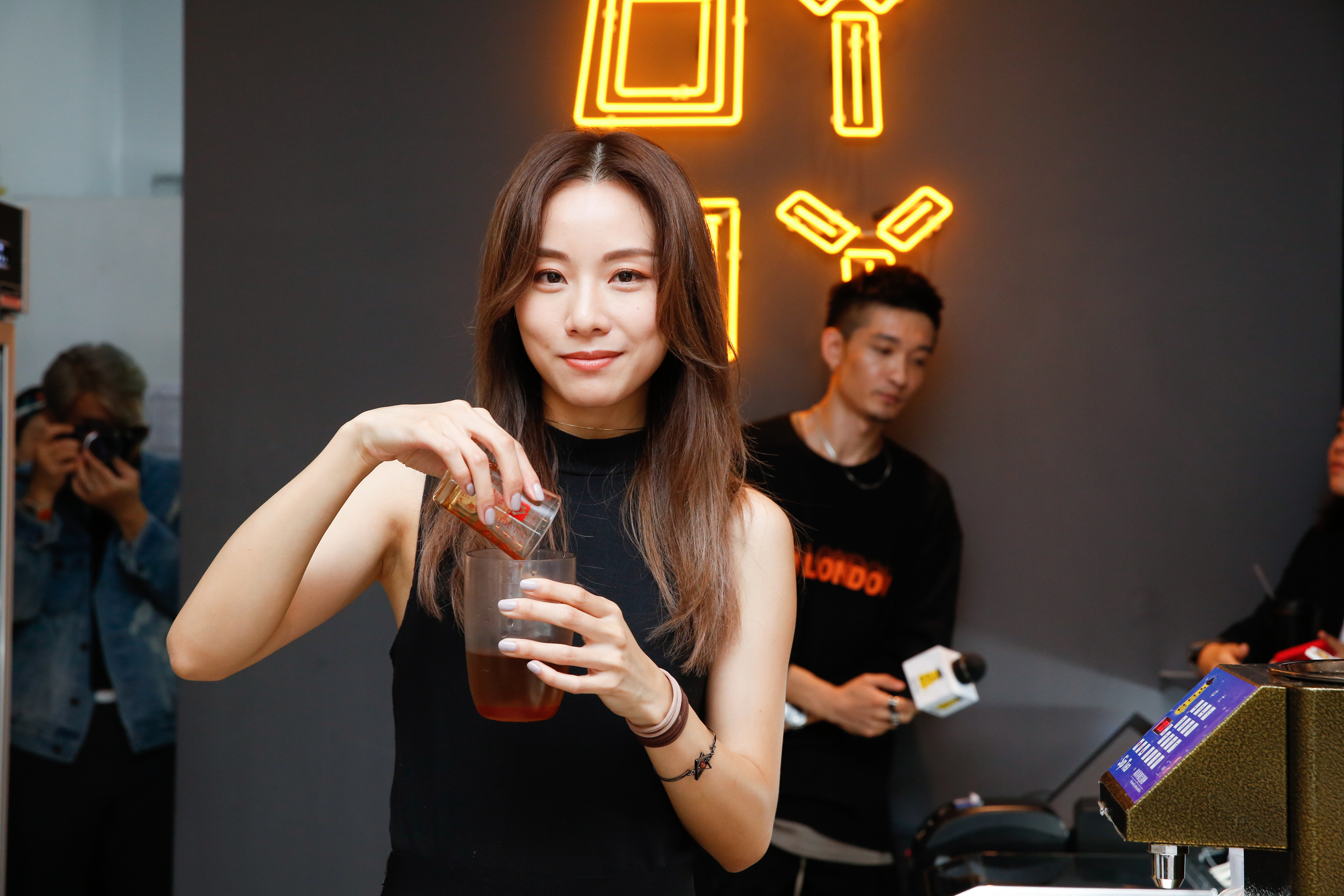 鄧麗欣現場示範製作手搖飲，她說店裡所有飲料她都試過了。