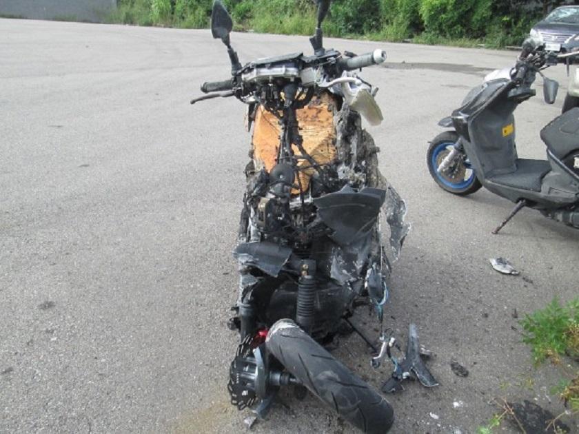 男大生騎機車闖紅燈，與汽車對撞，火燒車只剩一副骨架。（警方提供）