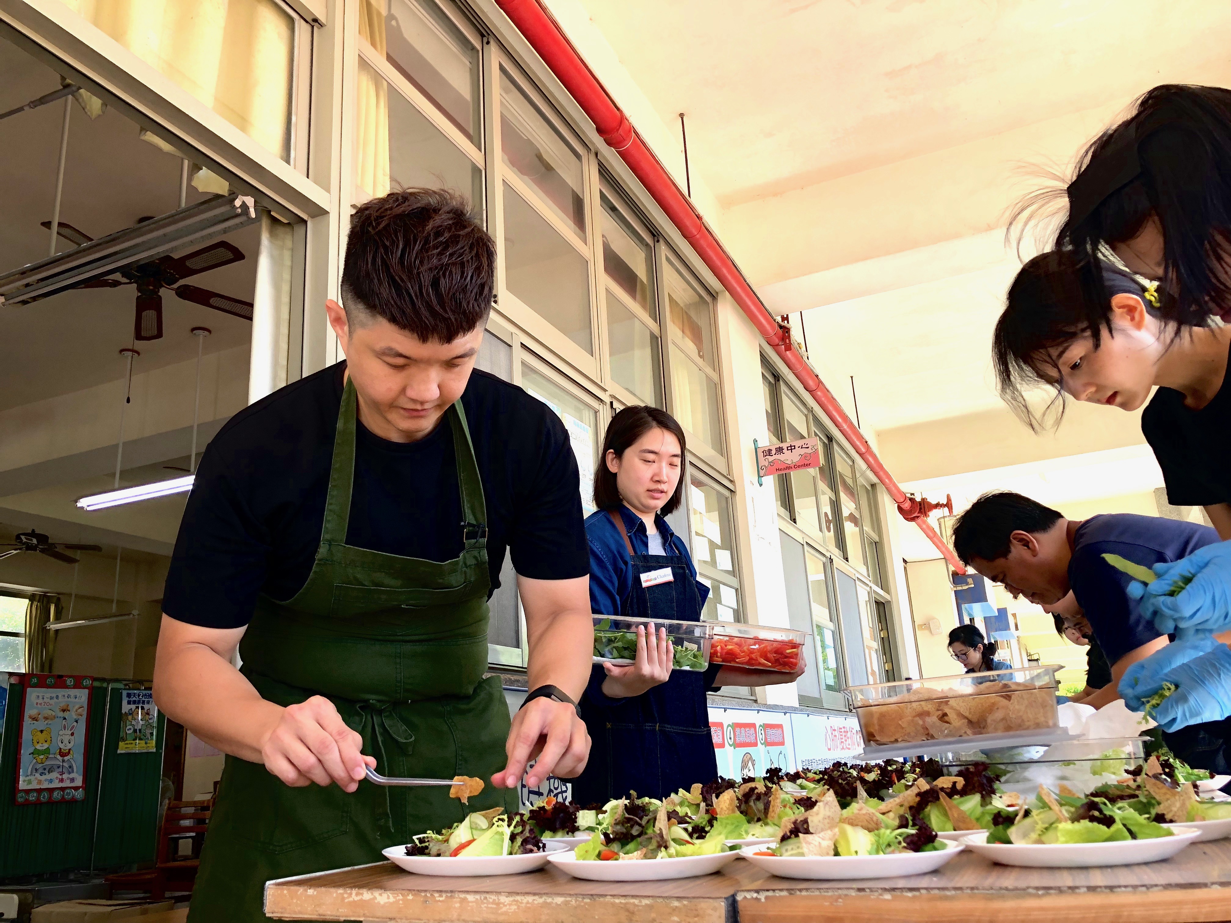 「JL Studio」主廚林恬耀（左）特別以芋頭為題打造創意料理。