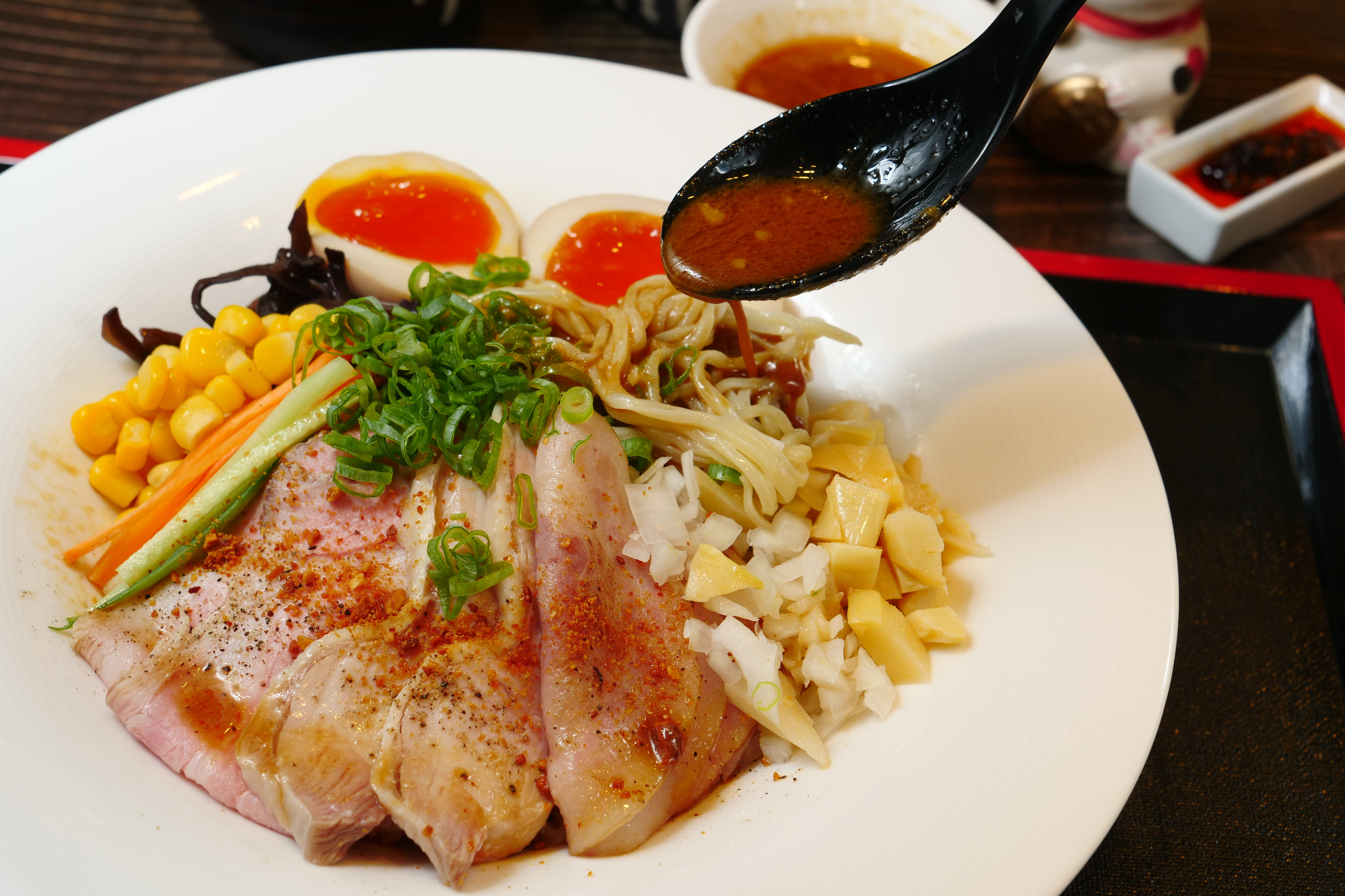 「東京三種肉盛り涼麵」可一次嘗到鮮嫩的雞肉、火腿、叉燒，醬汁清爽。（260元／碗，溏心蛋為自選配料）